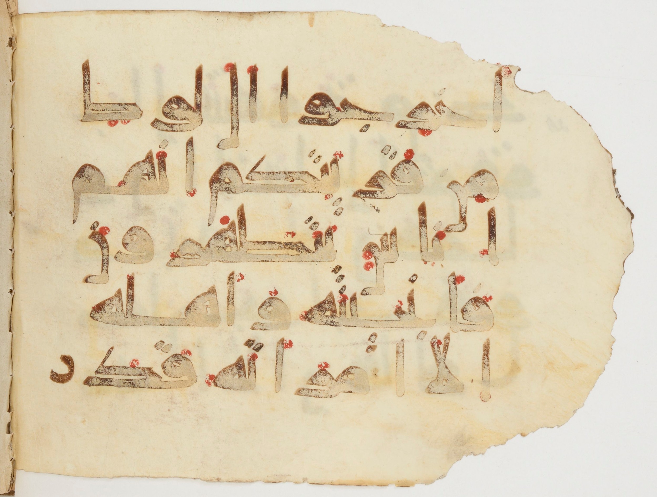 Paris, Bibliothèque nationale de France, Arabe 380 (b) (Scan 2), in Kufic E.I script, showing Surah 27:56 from 9th to 10th Century AD found in al-Fusṭāṭ (Old Cairo), Egypt, currently housed at Bibliothèque nationale de France, Paris