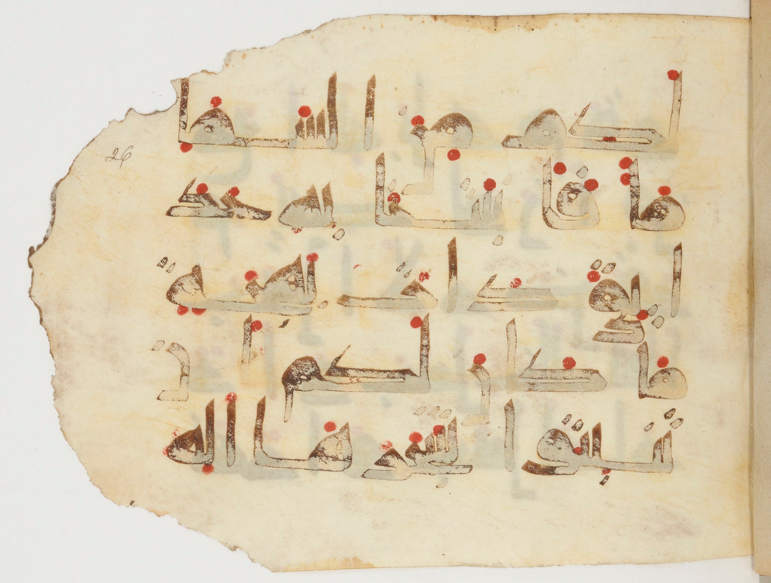 Paris, Bibliothèque nationale de France, Arabe 380 (b) (Scan 2), in Kufic E.I script, showing Surah 27:60 from 9th to 10th Century AD found in al-Fusṭāṭ (Old Cairo), Egypt, currently housed at Bibliothèque nationale de France, Paris