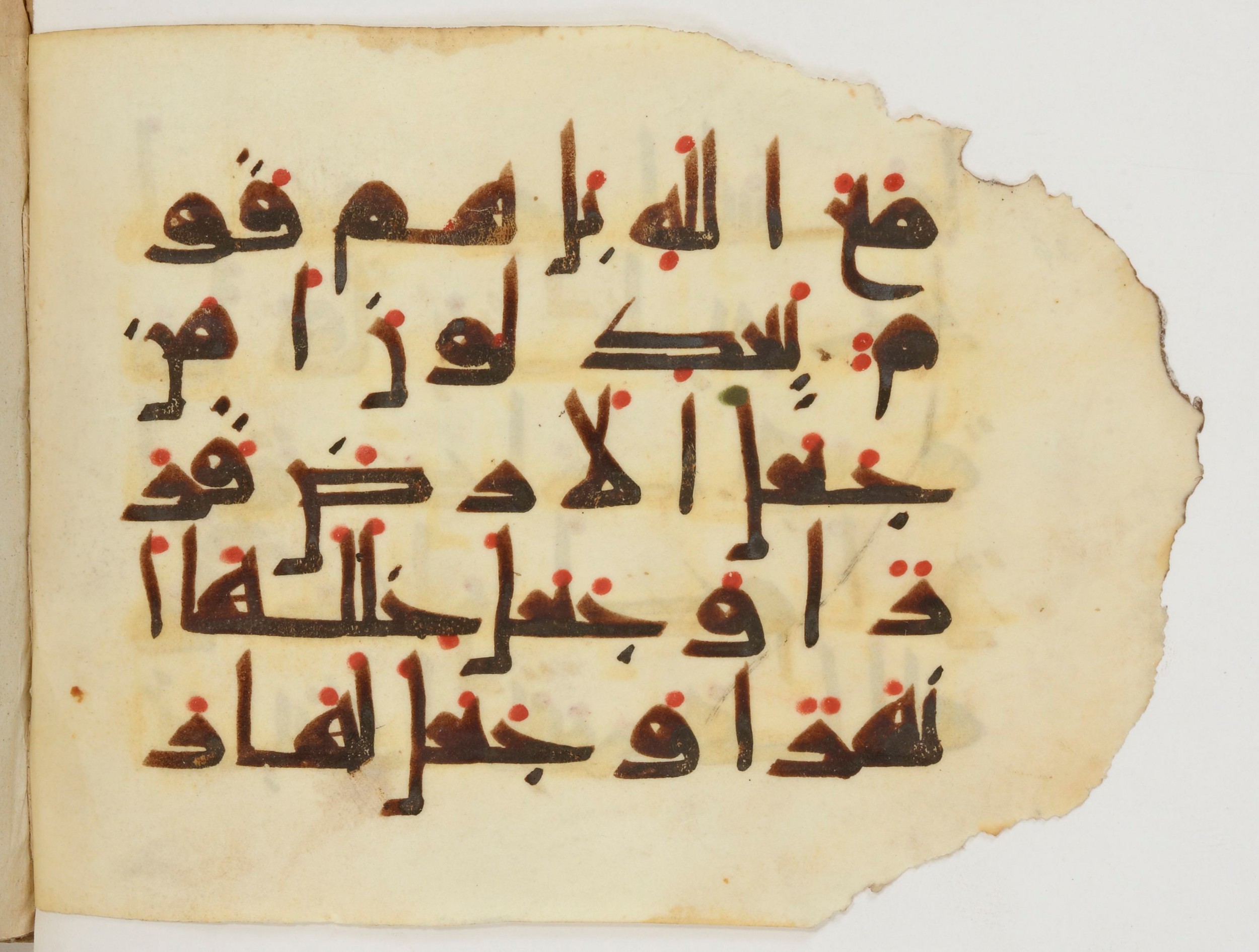 Paris, Bibliothèque nationale de France, Arabe 380 (b) (Scan 3), in Kufic E.I script, showing Surah 27:60 from 9th to 10th Century AD found in al-Fusṭāṭ (Old Cairo), Egypt, currently housed at Bibliothèque nationale de France, Paris