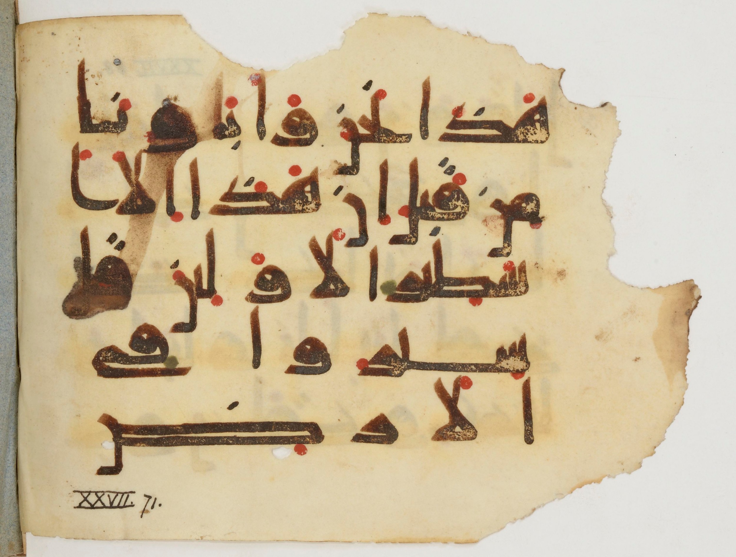 Paris, Bibliothèque nationale de France, Arabe 380 (b) (Scan 2), in Kufic E.I script, showing Surah 27:68 from 9th to 10th Century AD found in al-Fusṭāṭ (Old Cairo), Egypt, currently housed at Bibliothèque nationale de France, Paris