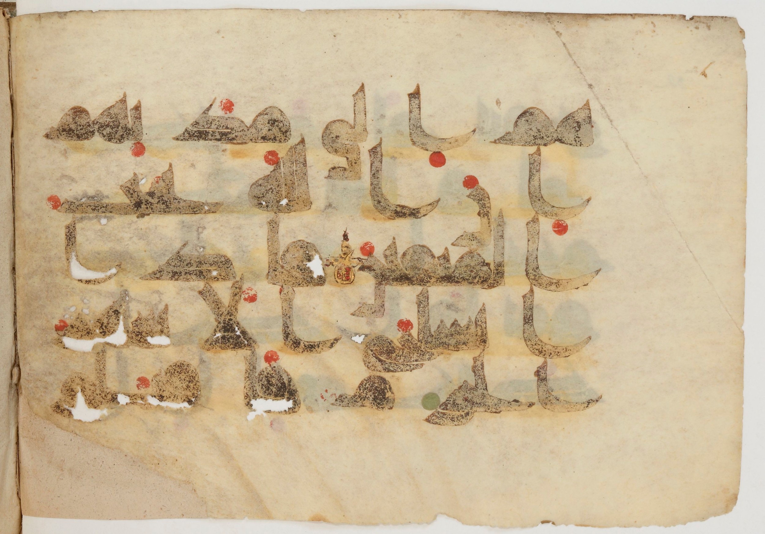 Paris, Bibliothèque nationale de France, Arabe 380 (c) (Scan 3), in Kūfī D.I script, showing Surah 9:4 from 8th to 9th Century AD found in Fustat (Old Cairo), Egypt, currently housed at Bibliothèque nationale de France, Paris