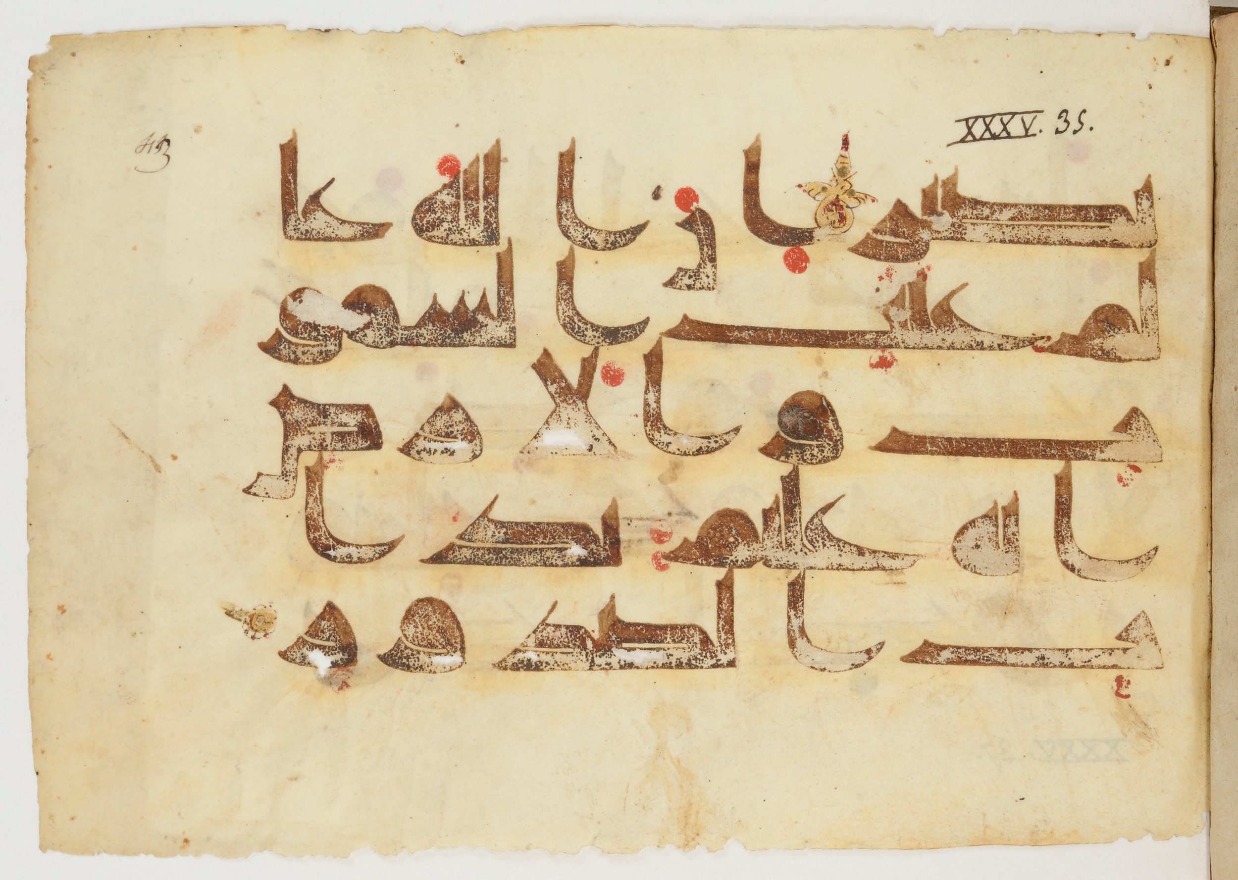 Paris, Bibliothèque nationale de France, Arabe 380 (c), in Kūfī D.I script, showing Surah 35:37 from 8th to 9th Century AD found in Fustat (Old Cairo), Egypt, currently housed at Bibliothèque nationale de France, Paris