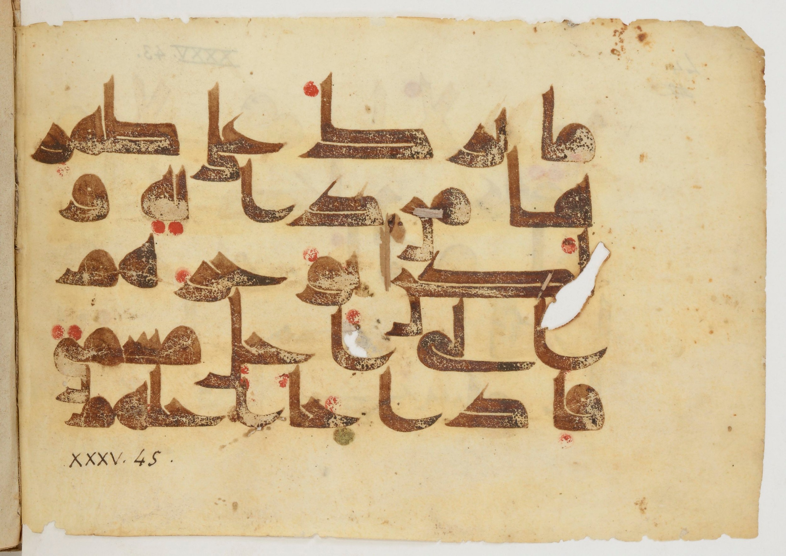 Paris, Bibliothèque nationale de France, Arabe 380 (c) (Scan 2), in Kūfī D.I script, showing Surah 35:45 from 8th to 9th Century AD found in Fustat (Old Cairo), Egypt, currently housed at Bibliothèque nationale de France, Paris