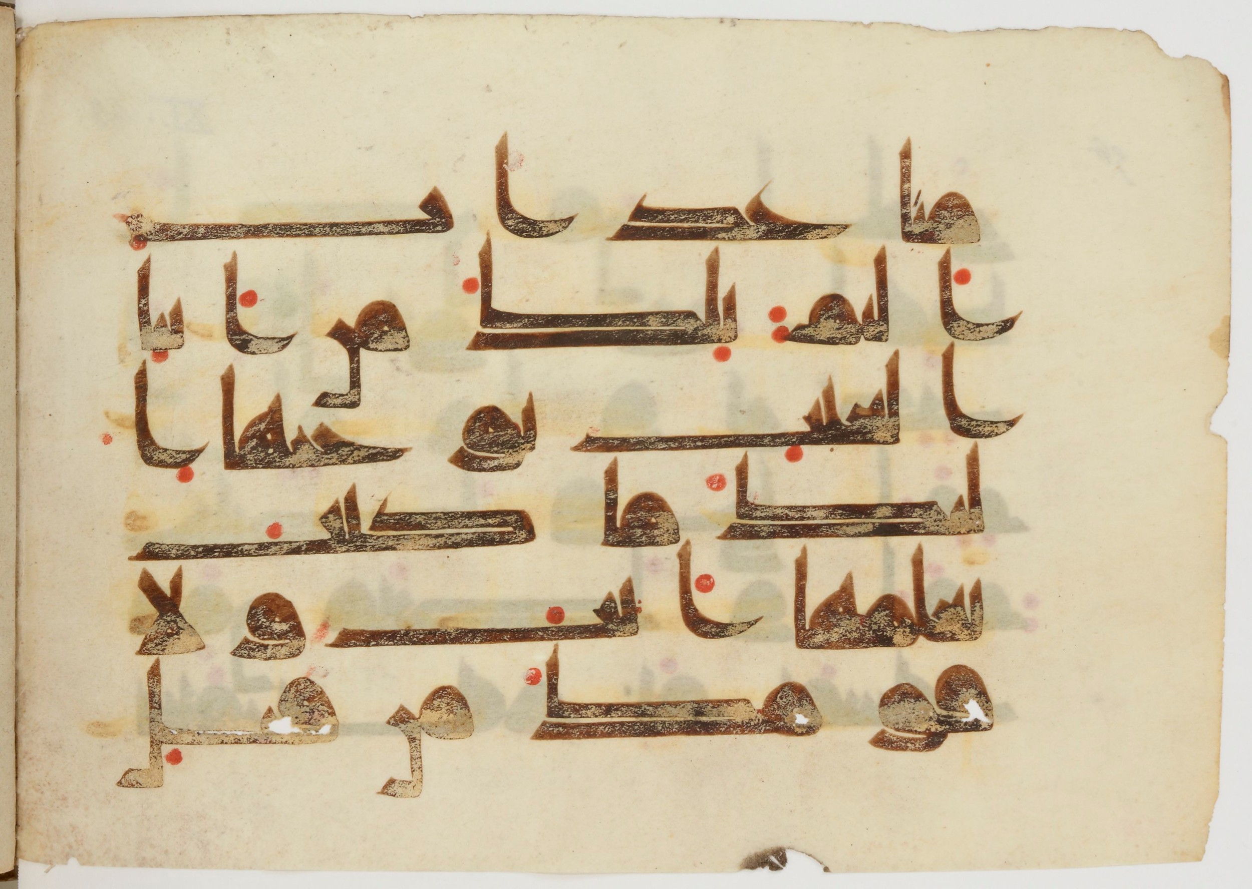 Paris, Bibliothèque nationale de France, Arabe 380 (d) (Scan 1), in Early Kufic D.I script, showing Surah 11:49 from Mid 8th to Late 9th Century AD found in Fustat (Old Cairo), Egypt, currently housed at Bibliothèque nationale de France, Paris