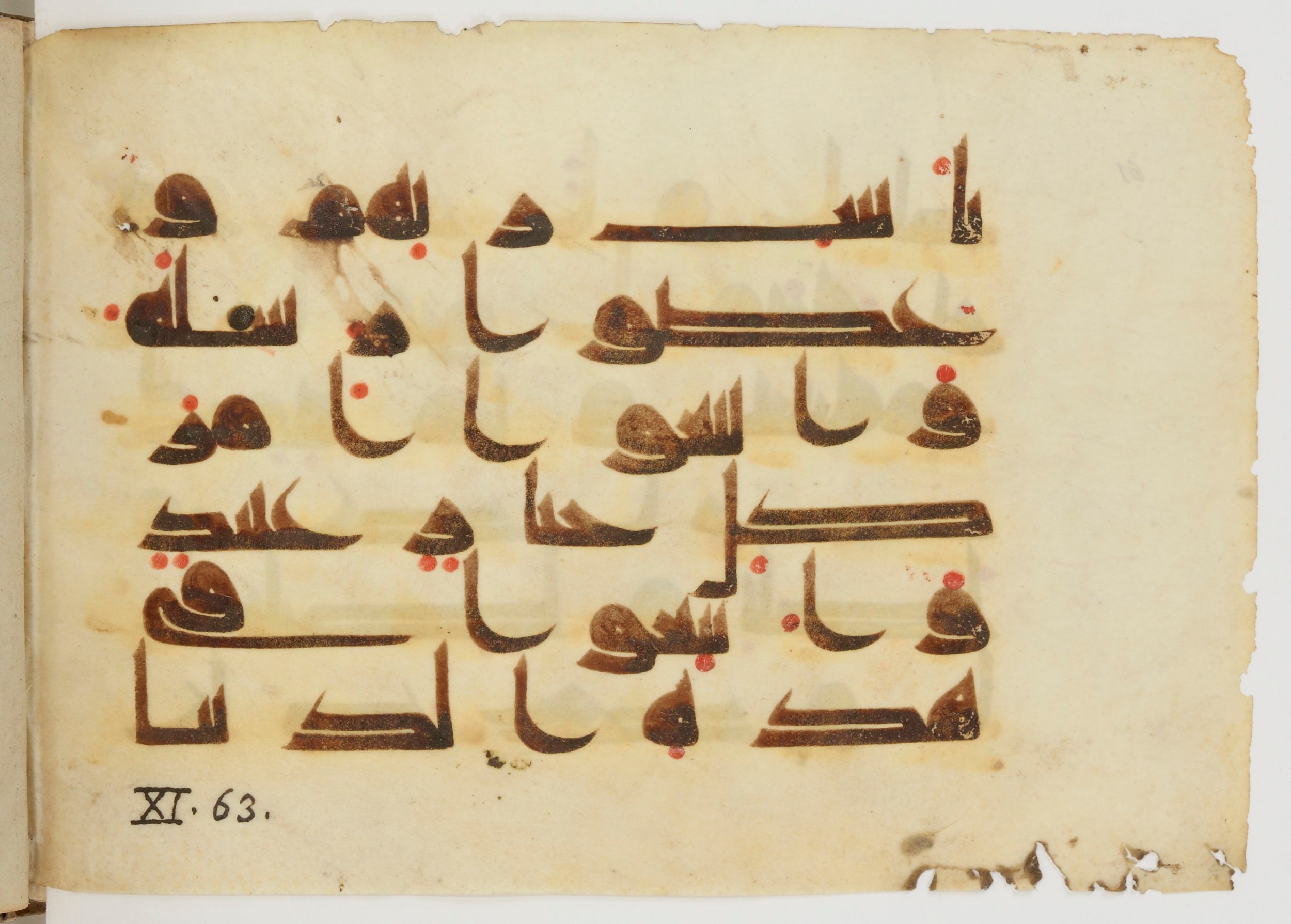 Paris, Bibliothèque nationale de France, Arabe 380 (d) (Scan 2), in Early Kufic D.I script, showing Surah 11:59 from Mid 8th to Late 9th Century AD found in Fustat (Old Cairo), Egypt, currently housed at Bibliothèque nationale de France, Paris