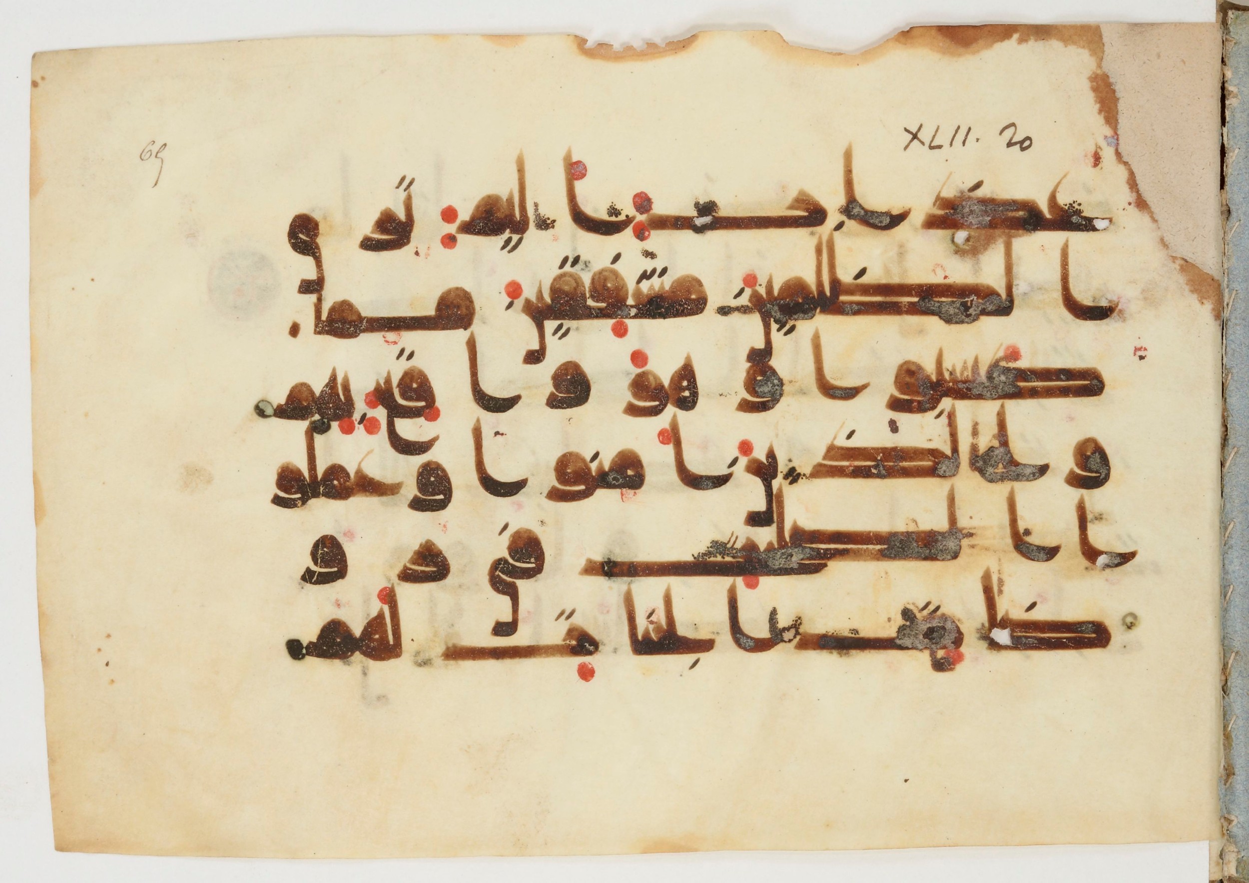 Paris, Bibliothèque nationale de France, Arabe 380 (e), in Kūfī D.I script, showing Surah 42:21 from Mid 8th to Late 9th Century AD found in Fustat (Old Cairo), Egypt, currently housed at Bibliothèque nationale de France, Paris