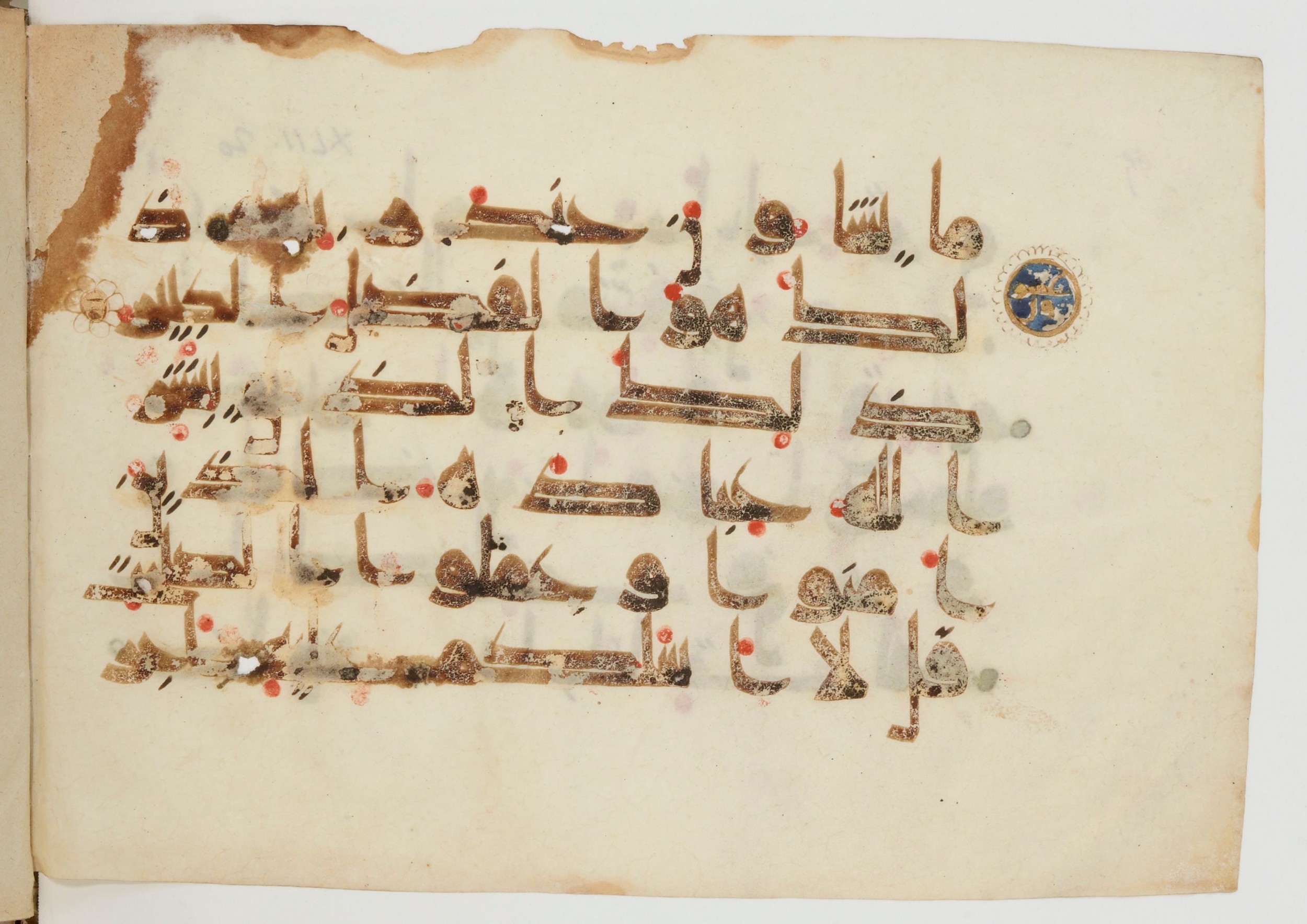 Paris, Bibliothèque nationale de France, Arabe 380 (e) (Scan 1), in Kūfī D.I script, showing Surah 42:23 from Mid 8th to Late 9th Century AD found in Fustat (Old Cairo), Egypt, currently housed at Bibliothèque nationale de France, Paris