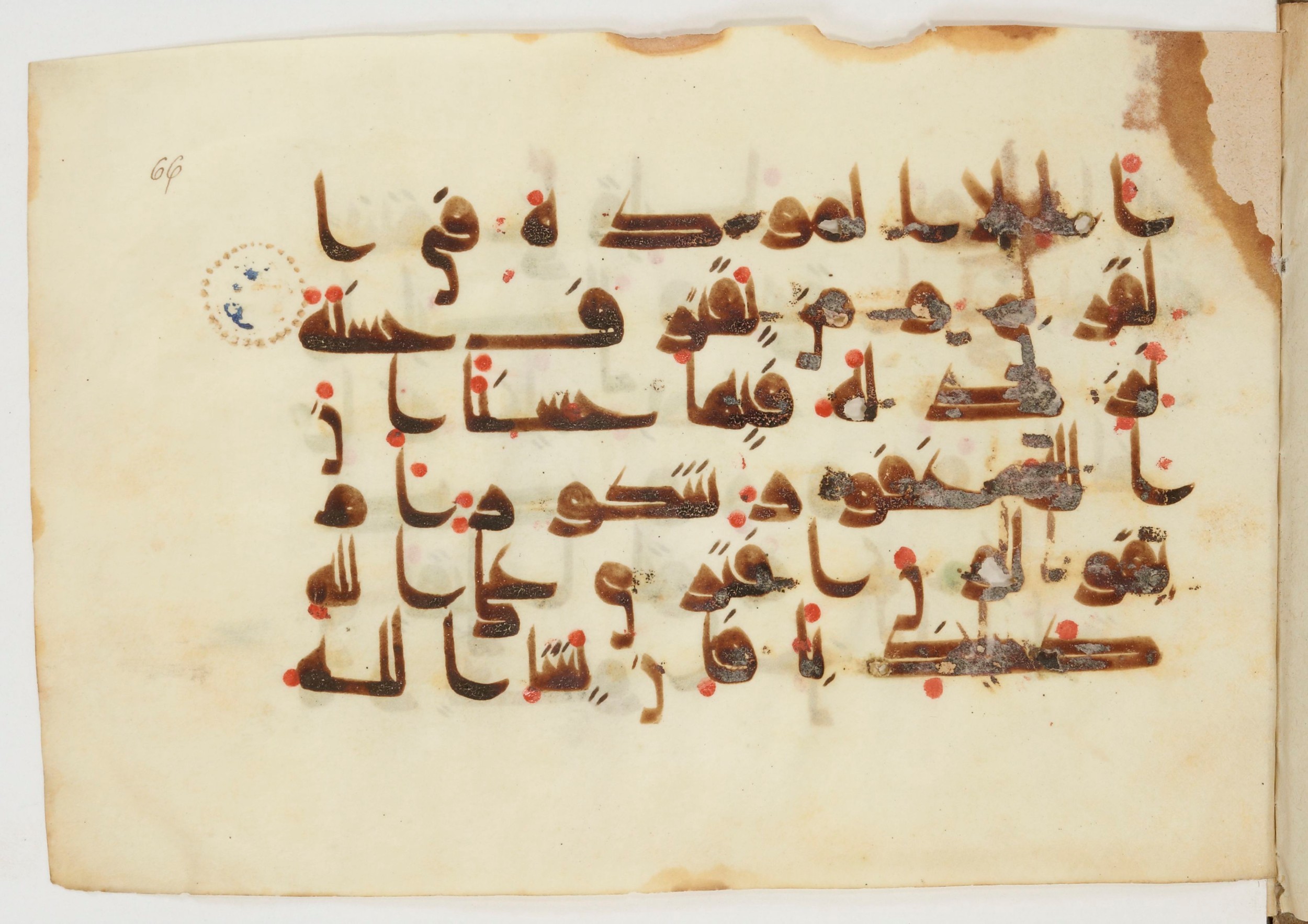 Paris, Bibliothèque nationale de France, Arabe 380 (e) (Scan 2), in Kūfī D.I script, showing Surah 42:23 from Mid 8th to Late 9th Century AD found in Fustat (Old Cairo), Egypt, currently housed at Bibliothèque nationale de France, Paris