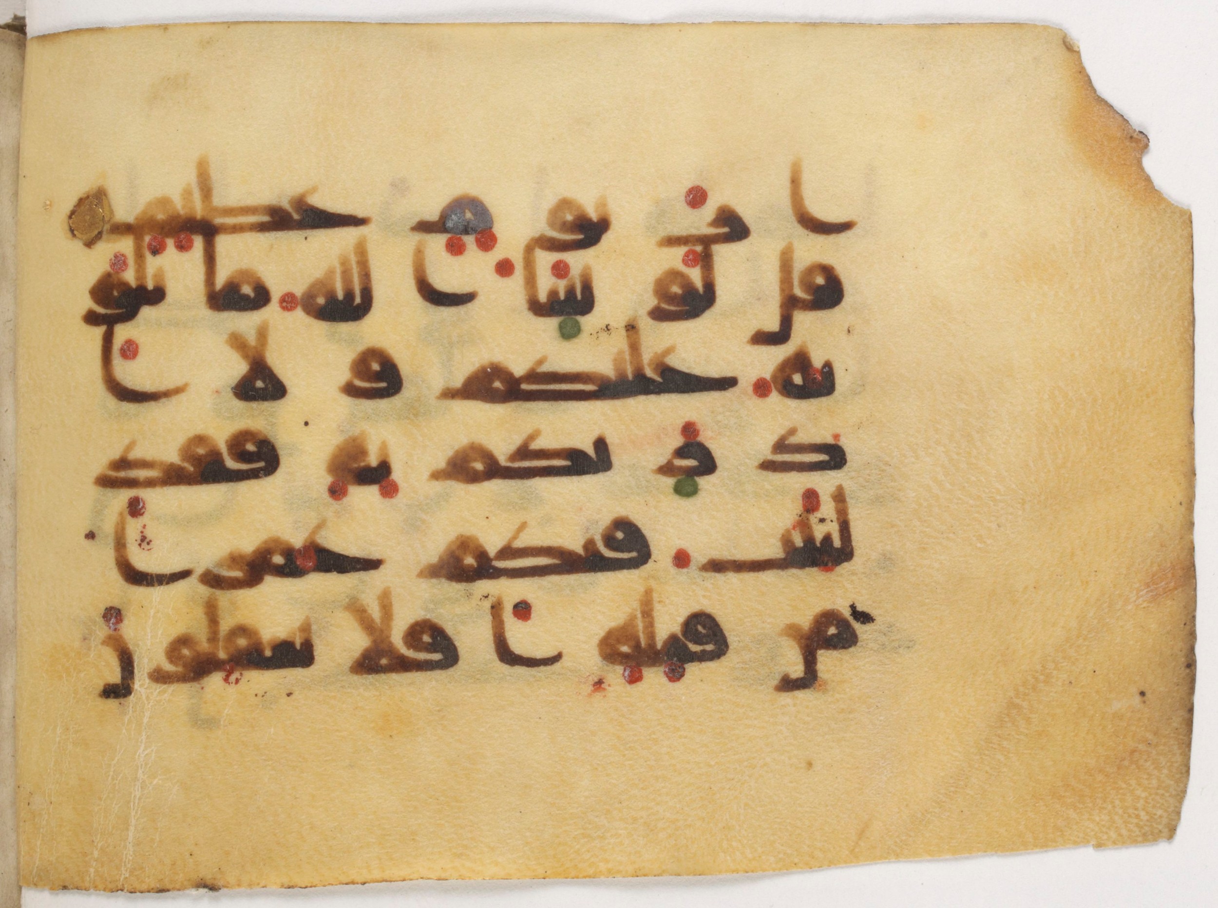 Paris, Bibliothèque nationale de France, Arabe 381 (a), in Kūfī D script, showing Surah 10:16 from Mid 8th to Early 10th Century AD found in Fustat (Old Cairo), Egypt, currently housed at Bibliothèque nationale de France, Paris