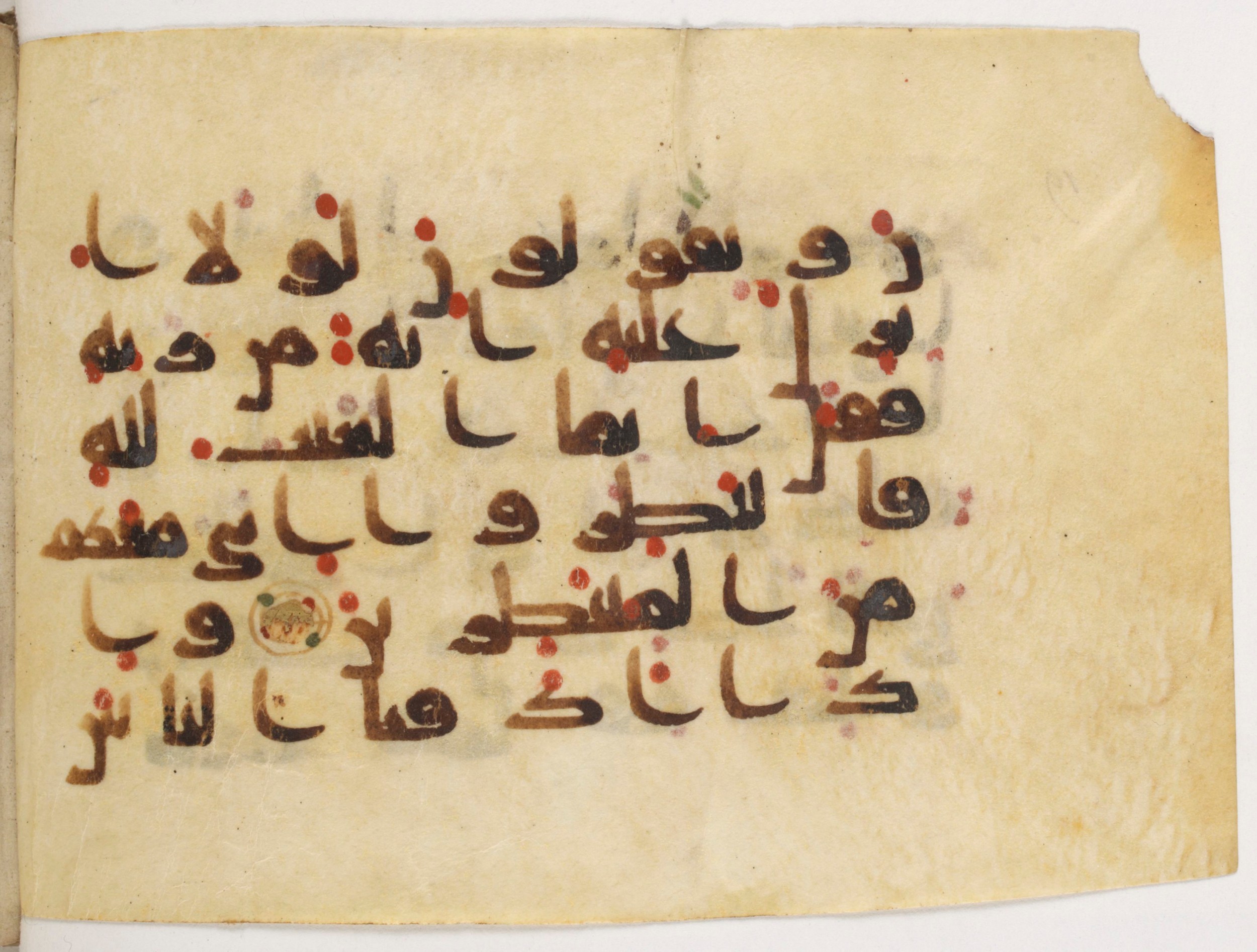 Paris, Bibliothèque nationale de France, Arabe 381 (a) (Scan 1), in Kūfī D script, showing Surah 10:21 from Mid 8th to Early 10th Century AD found in Fustat (Old Cairo), Egypt, currently housed at Bibliothèque nationale de France, Paris