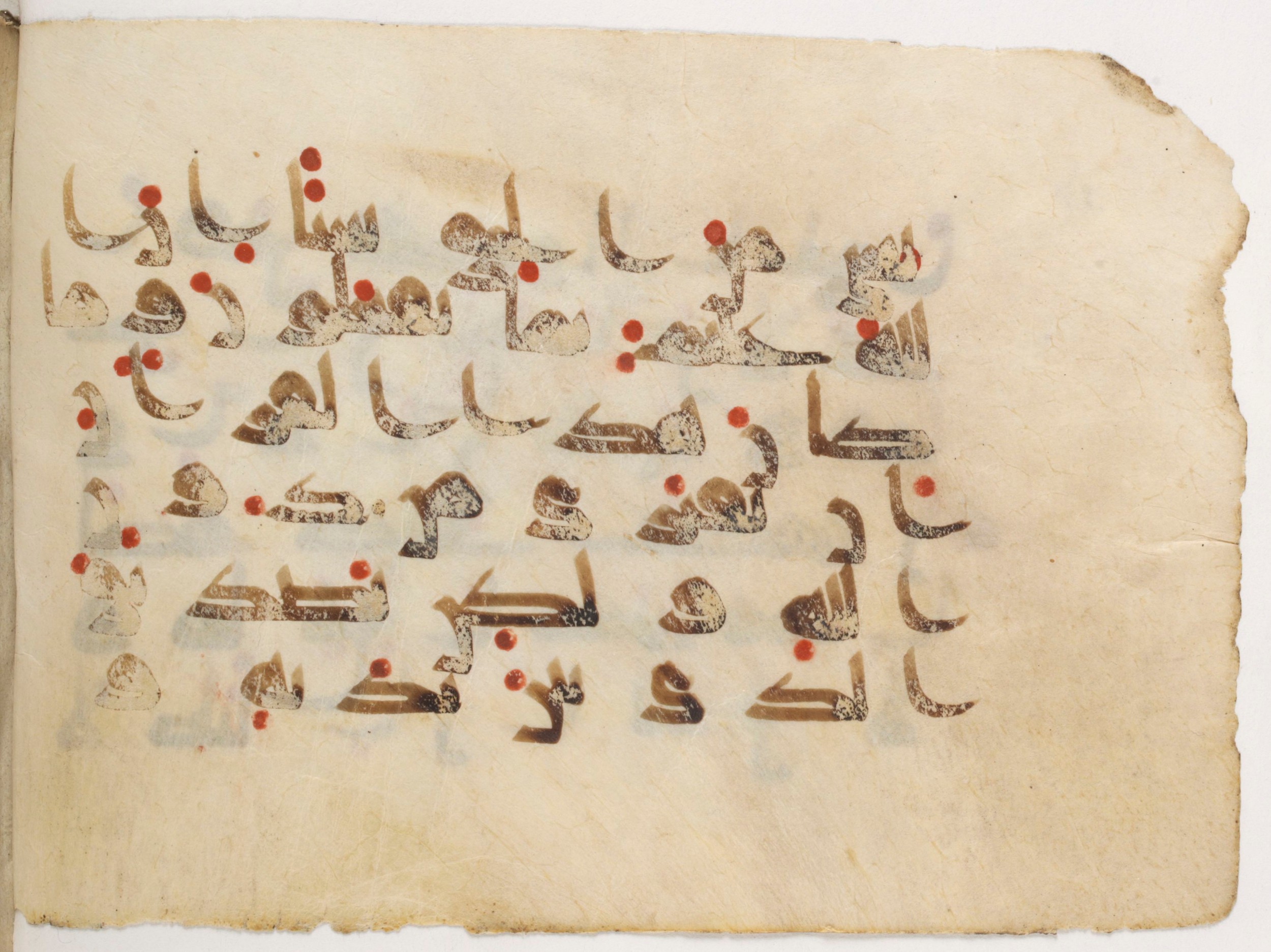 Paris, Bibliothèque nationale de France, Arabe 381 (a) (Scan 2), in Kūfī D script, showing Surah 10:36 from Mid 8th to Early 10th Century AD found in Fustat (Old Cairo), Egypt, currently housed at Bibliothèque nationale de France, Paris