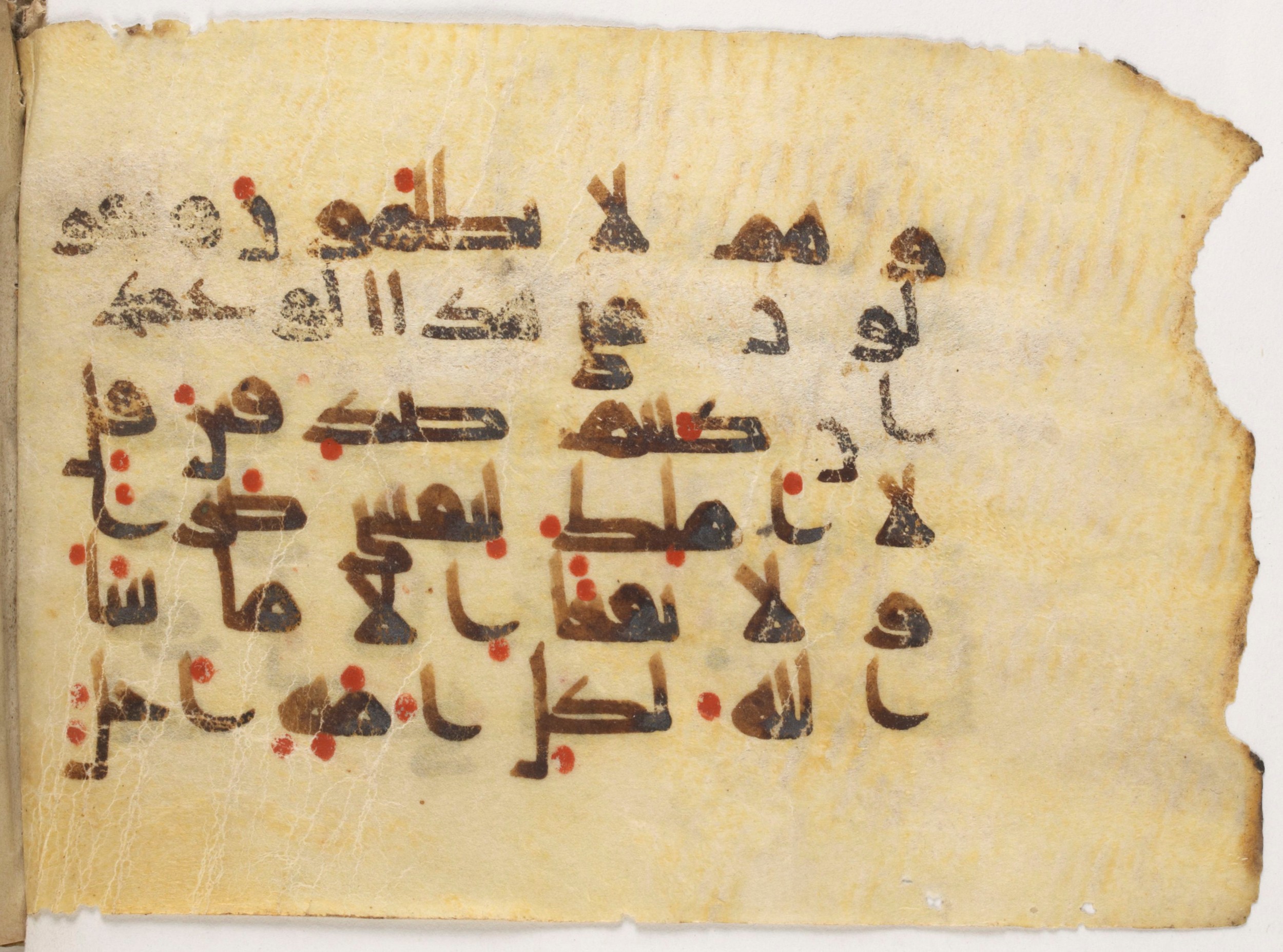 Paris, Bibliothèque nationale de France, Arabe 381 (a) (Scan 1), in Kūfī D script, showing Surah 10:49 from Mid 8th to Early 10th Century AD found in Fustat (Old Cairo), Egypt, currently housed at Bibliothèque nationale de France, Paris