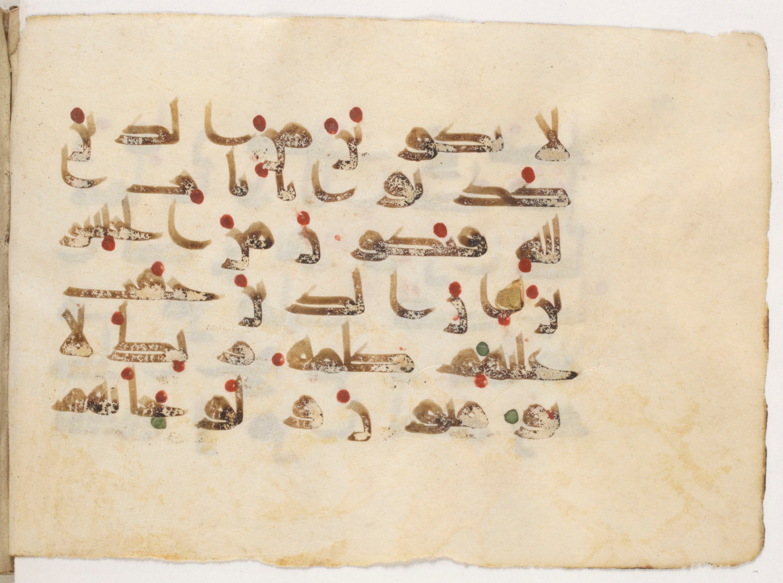 Paris, Bibliothèque nationale de France, Arabe 381 (a) (Scan 1), in Kūfī D script, showing Surah 10:97 from Mid 8th to Early 10th Century AD found in Fustat (Old Cairo), Egypt, currently housed at Bibliothèque nationale de France, Paris