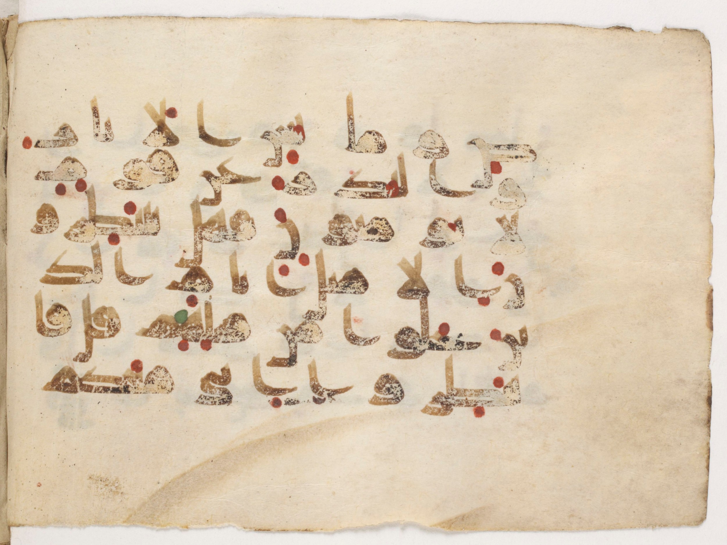 Paris, Bibliothèque nationale de France, Arabe 381 (a) (Scan 1), in Kūfī D script, showing Surah 10:102 from Mid 8th to Early 10th Century AD found in Fustat (Old Cairo), Egypt, currently housed at Bibliothèque nationale de France, Paris