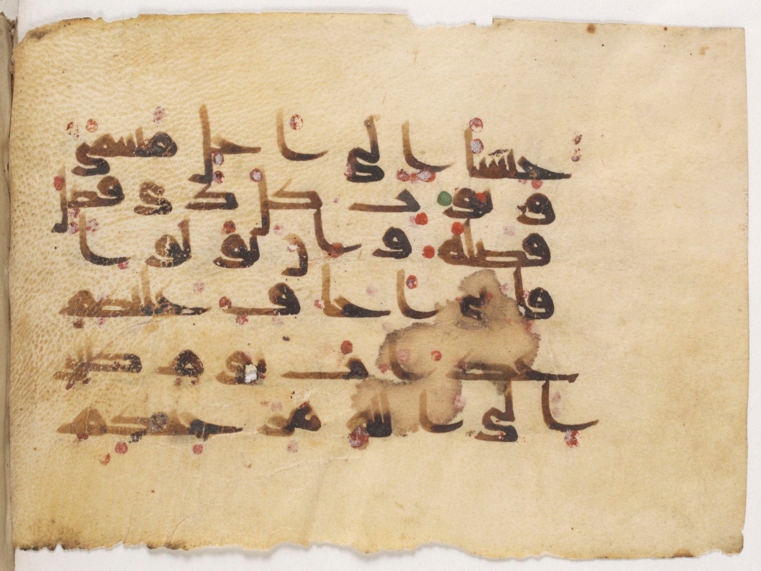 Paris, Bibliothèque nationale de France, Arabe 381 (a) (Scan 1), in Kūfī D script, showing Surah 11:4 from Mid 8th to Early 10th Century AD found in Fustat (Old Cairo), Egypt, currently housed at Bibliothèque nationale de France, Paris
