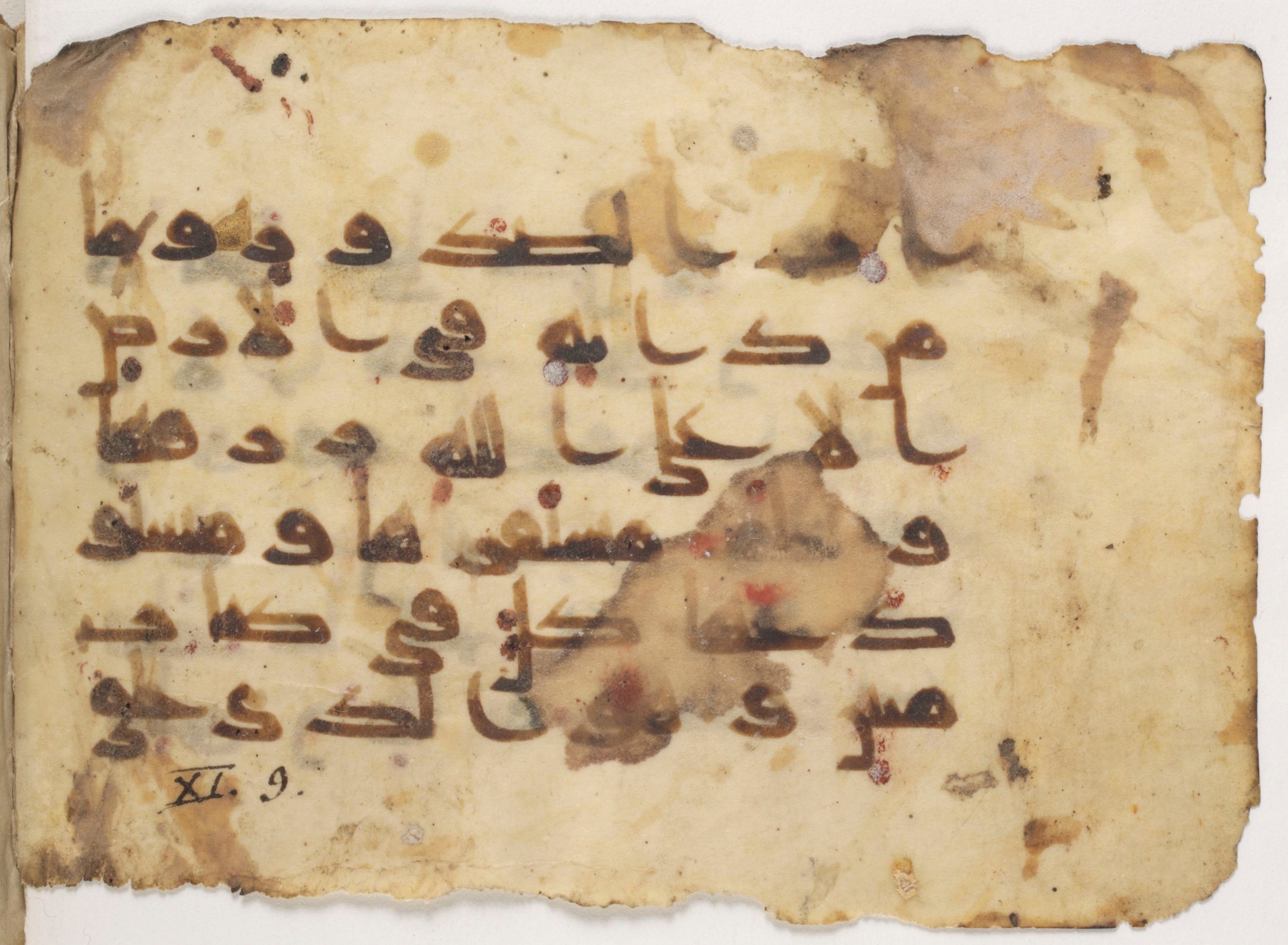 Paris, Bibliothèque nationale de France, Arabe 381 (a), in Kūfī D script, showing Surah 11:6 from Mid 8th to Early 10th Century AD found in Fustat (Old Cairo), Egypt, currently housed at Bibliothèque nationale de France, Paris