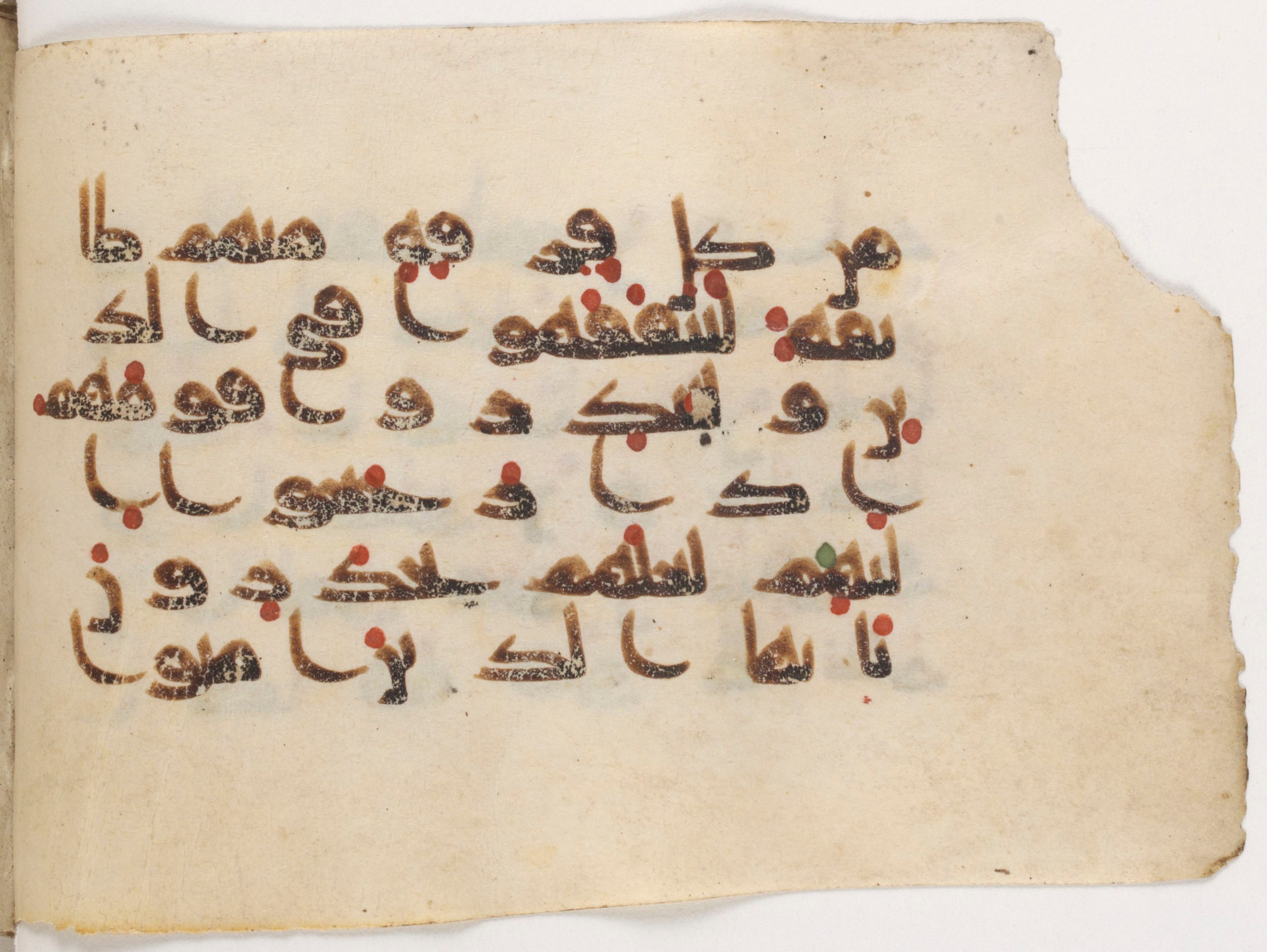 Paris, Bibliothèque nationale de France, Arabe 381 (a) (Scan 2), in Kūfī D script, showing Surah 9:122 from Mid 8th to Early 10th Century AD found in Fustat (Old Cairo), Egypt, currently housed at Bibliothèque nationale de France, Paris
