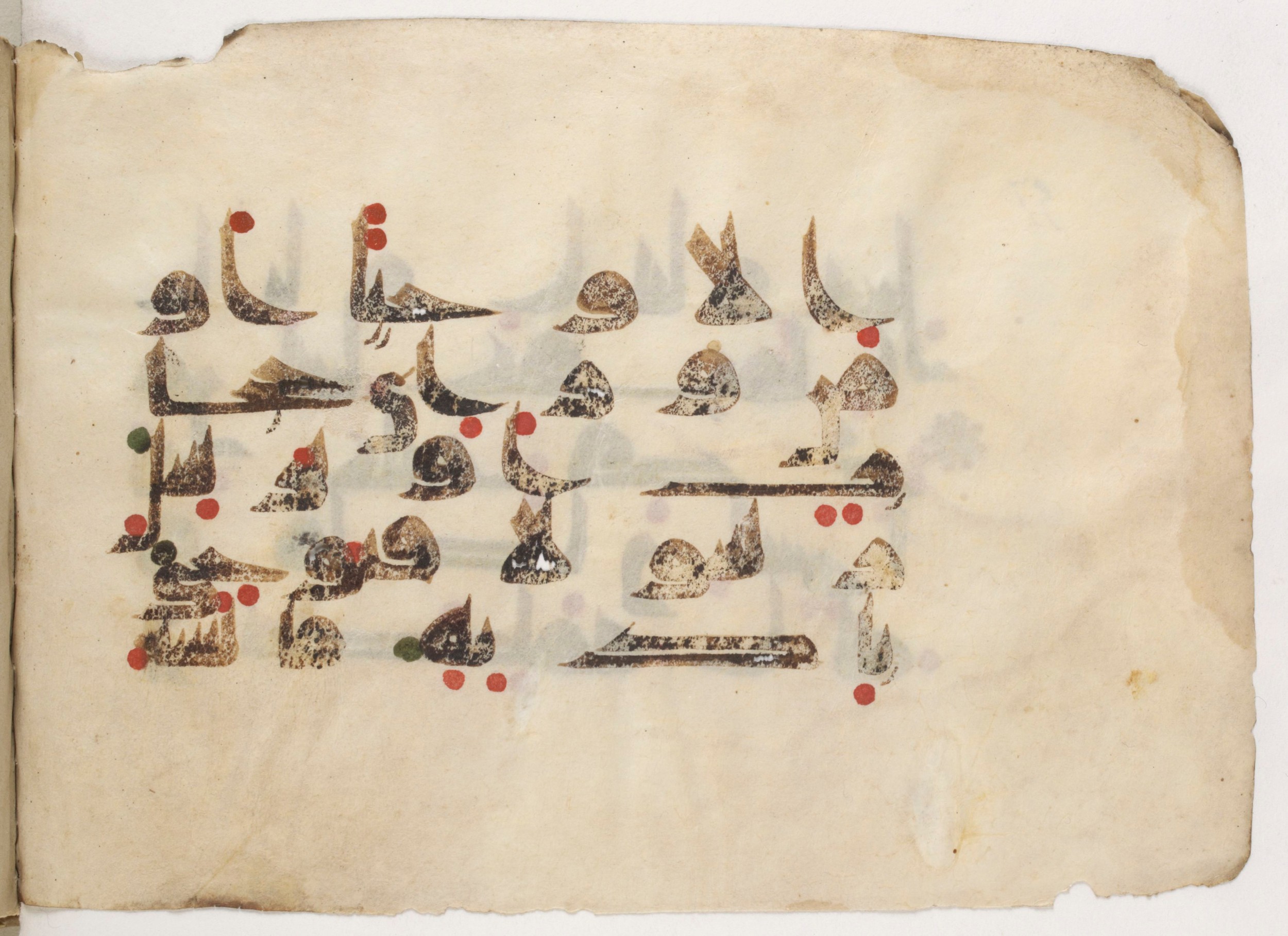 Paris, Bibliothèque nationale de France, Arabe 381 (b) (Scan 2), in Kūfī D.III script, showing Surah 42:51 from Mid 8th to Late 9th Century AD found in al-Fusṭāṭ, Egypt, currently housed at Bibliothèque nationale de France, Paris
