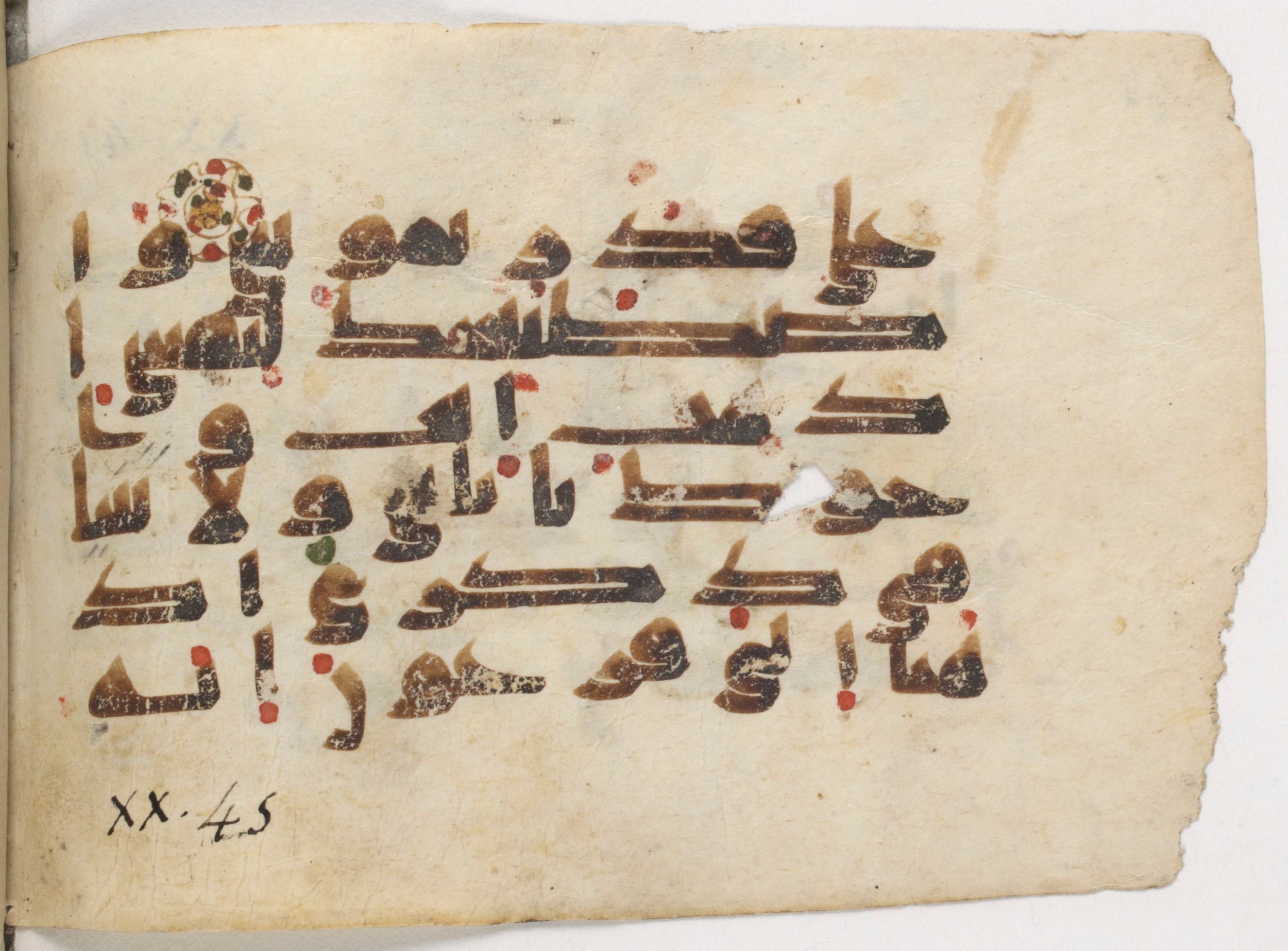 BnF Arabe 381 (d) (Scan 2), in kūfī E.I script, showing Surah 20:40 from 9th Century AD found in Fustat (Old Cairo), Egypt, currently housed at Bibliothèque nationale de France, Paris