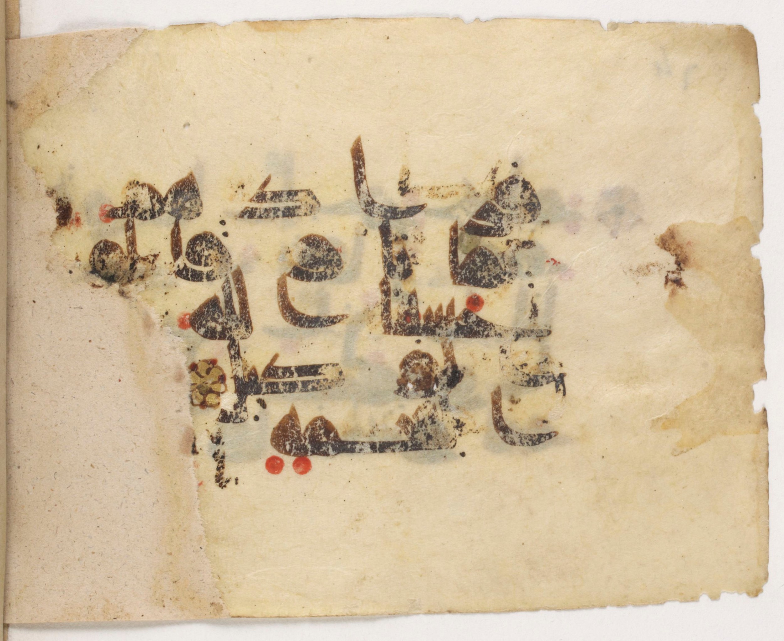 Paris, Bibliothèque nationale de France, Arabe 381 (e) (Scan 1), in kūfī D.III script, showing Surah 3:174 from Mid 8th to Late 9th Century AD found in Unknown, currently housed at Bibliothèque nationale de France, Paris