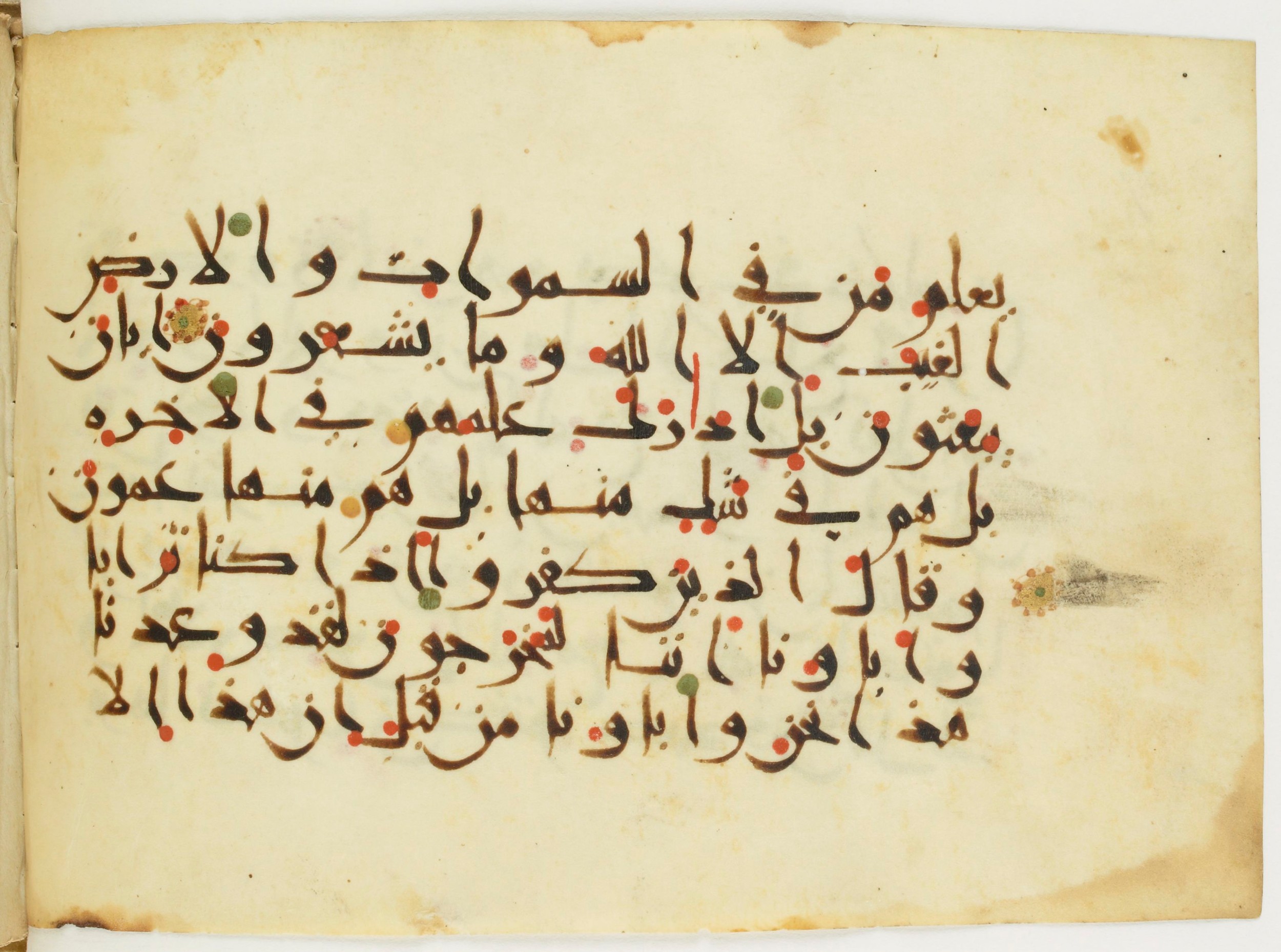 Paris, Bibliothèque nationale de France, Arabe 382 (b) (Scan 2), in New Style III script, showing Surah 27:65 from Mid-9th to Late 10th Century AD found in al-Fusṭāṭ (Old Cairo), Egypt, currently housed at Bibliothèque nationale de France, Paris