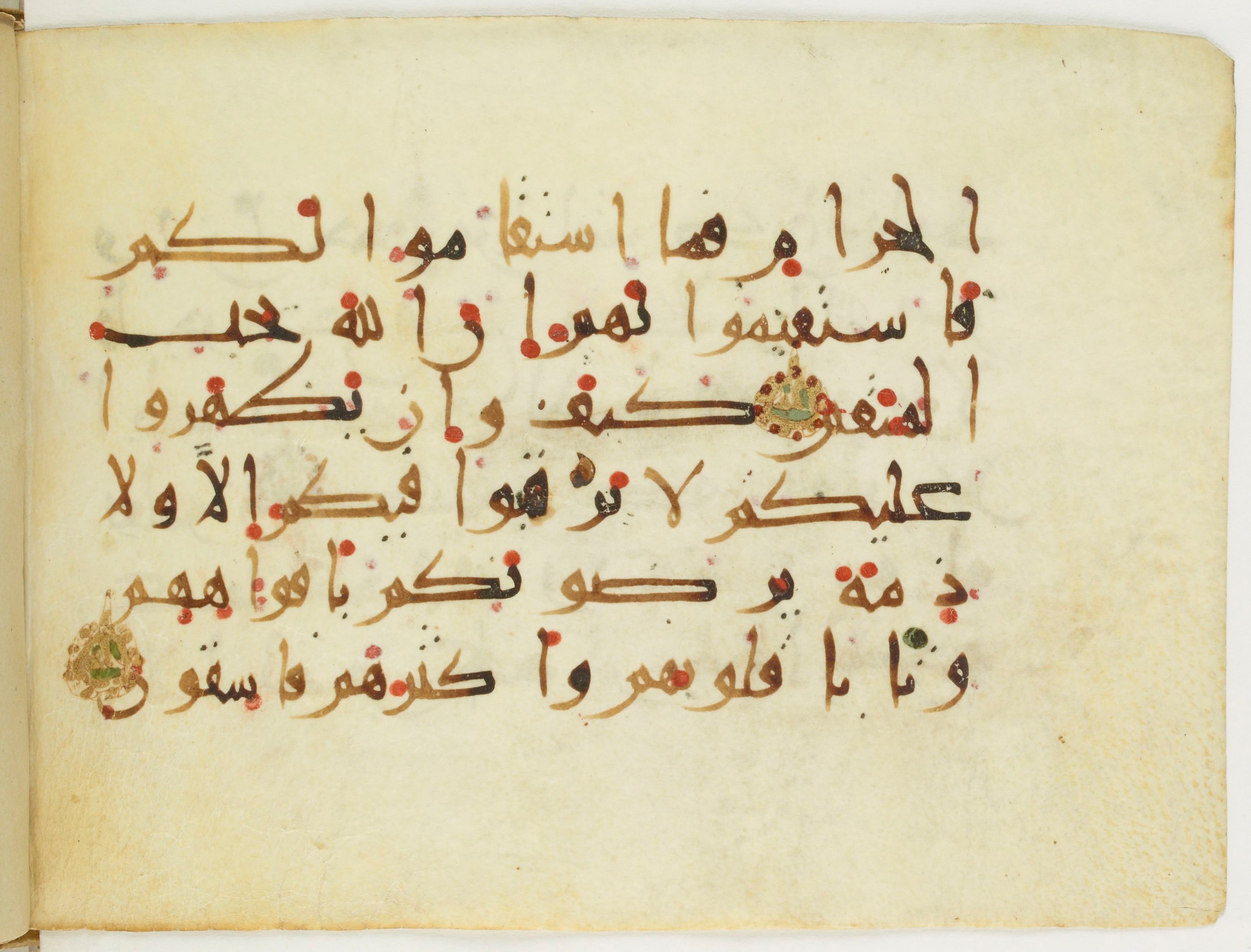 Paris, Bibliothèque nationale de France, Arabe 382 (c) (Scan 2), in New Style III script, showing Surah 9:7 from Mid 9th to Late 10th Century AD found in Fustat (Old Cairo), Egypt, currently housed at Bibliothèque nationale de France, Paris