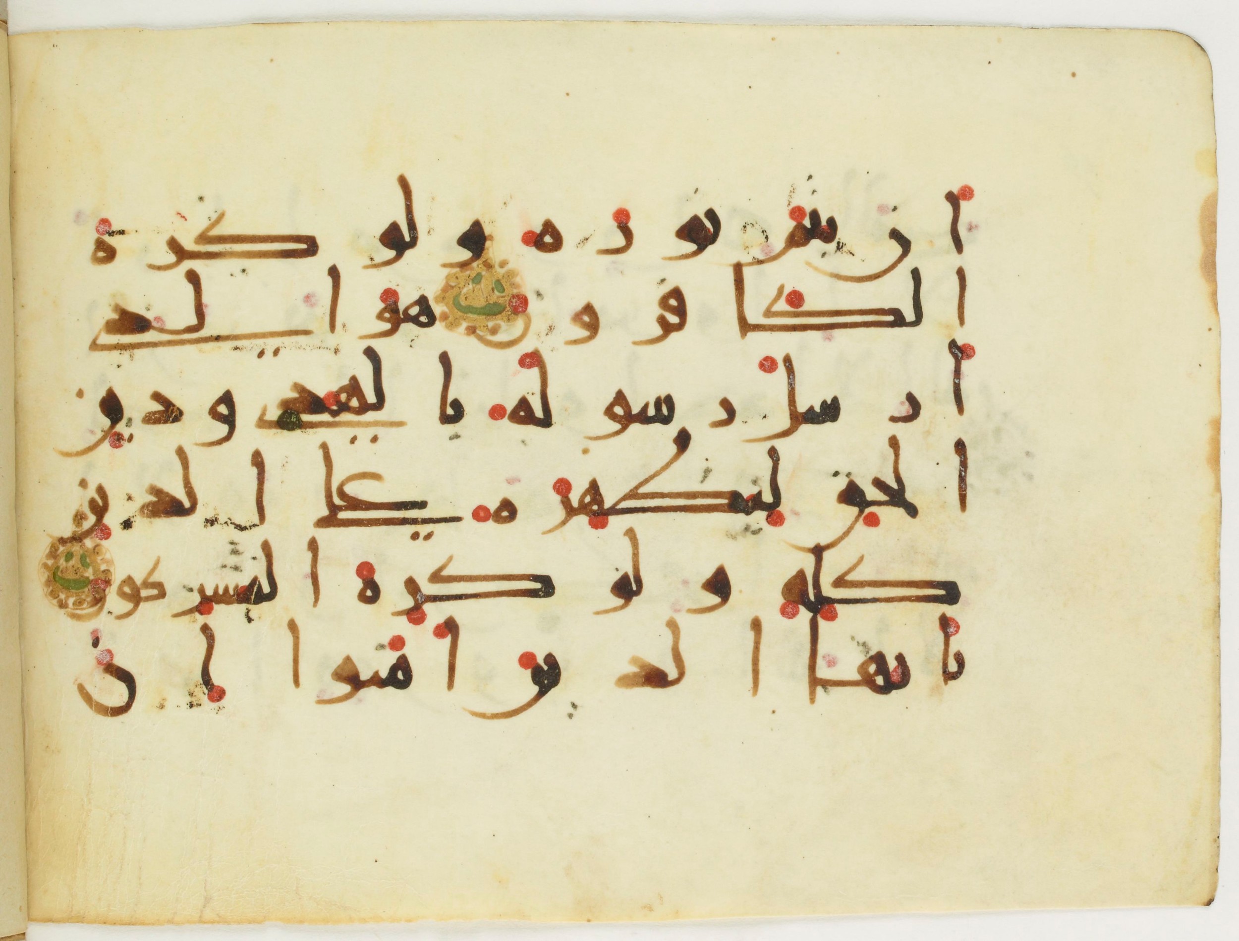 Paris, Bibliothèque nationale de France, Arabe 382 (c) (Scan 2), in New Style III script, showing Surah 9:32 from Mid 9th to Late 10th Century AD found in Fustat (Old Cairo), Egypt, currently housed at Bibliothèque nationale de France, Paris