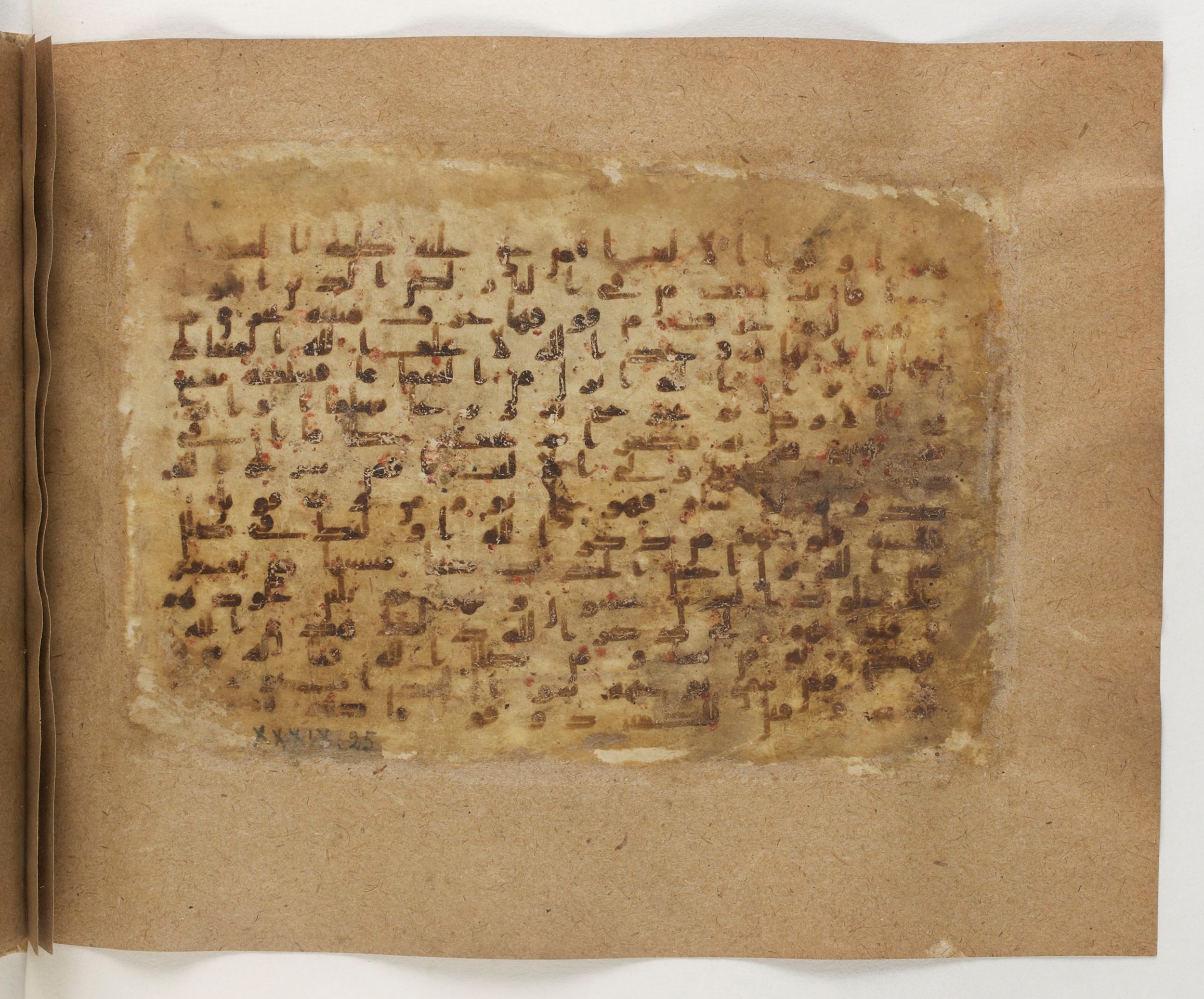 Paris, Bibliothèque nationale de France, Arabe 5103 (b), in Kufic B.II script, showing Surah 39:22 from Mid 8th to Late 9th Century AD found in Fustat (Old Cairo), Egypt, currently housed at Bibliothèque nationale de France, Paris