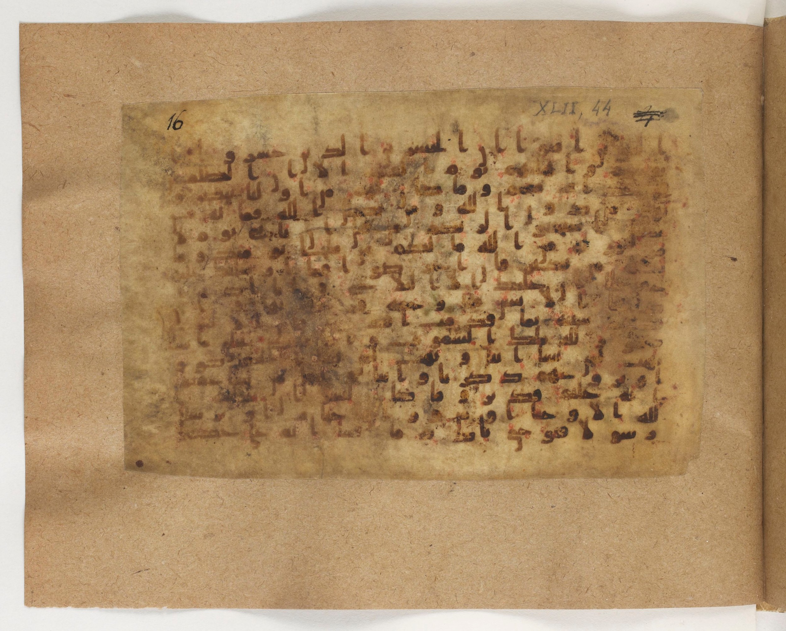 Paris, Bibliothèque nationale de France, Arabe 5103 (b), in Kufic B.II script, showing Surah 42:49 from Mid 8th to Late 9th Century AD found in Fustat (Old Cairo), Egypt, currently housed at Bibliothèque nationale de France, Paris
