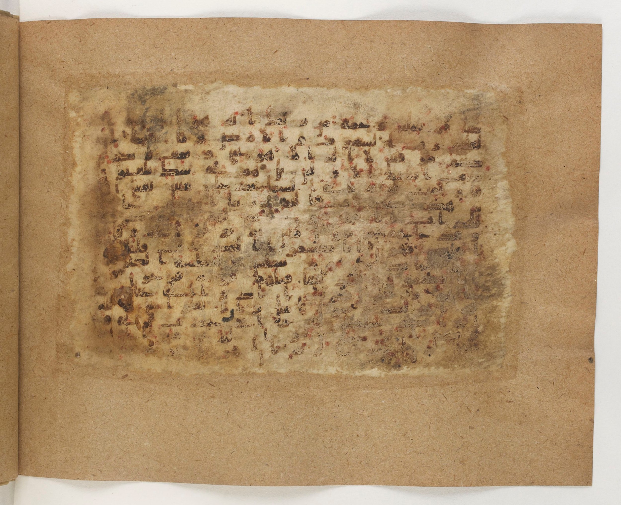 Paris, Bibliothèque nationale de France, Arabe 5103 (b), in Kufic B.II script, showing Surah 44:21 from Mid 8th to Late 9th Century AD found in Fustat (Old Cairo), Egypt, currently housed at Bibliothèque nationale de France, Paris