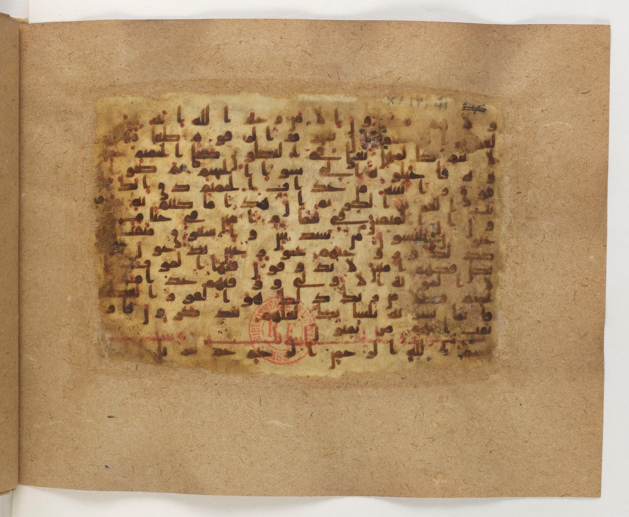 Paris, Bibliothèque nationale de France, Arabe 5103 (b), in Kufic B.II script, showing Surah 44:49 from Mid 8th to Late 9th Century AD found in Fustat (Old Cairo), Egypt, currently housed at Bibliothèque nationale de France, Paris