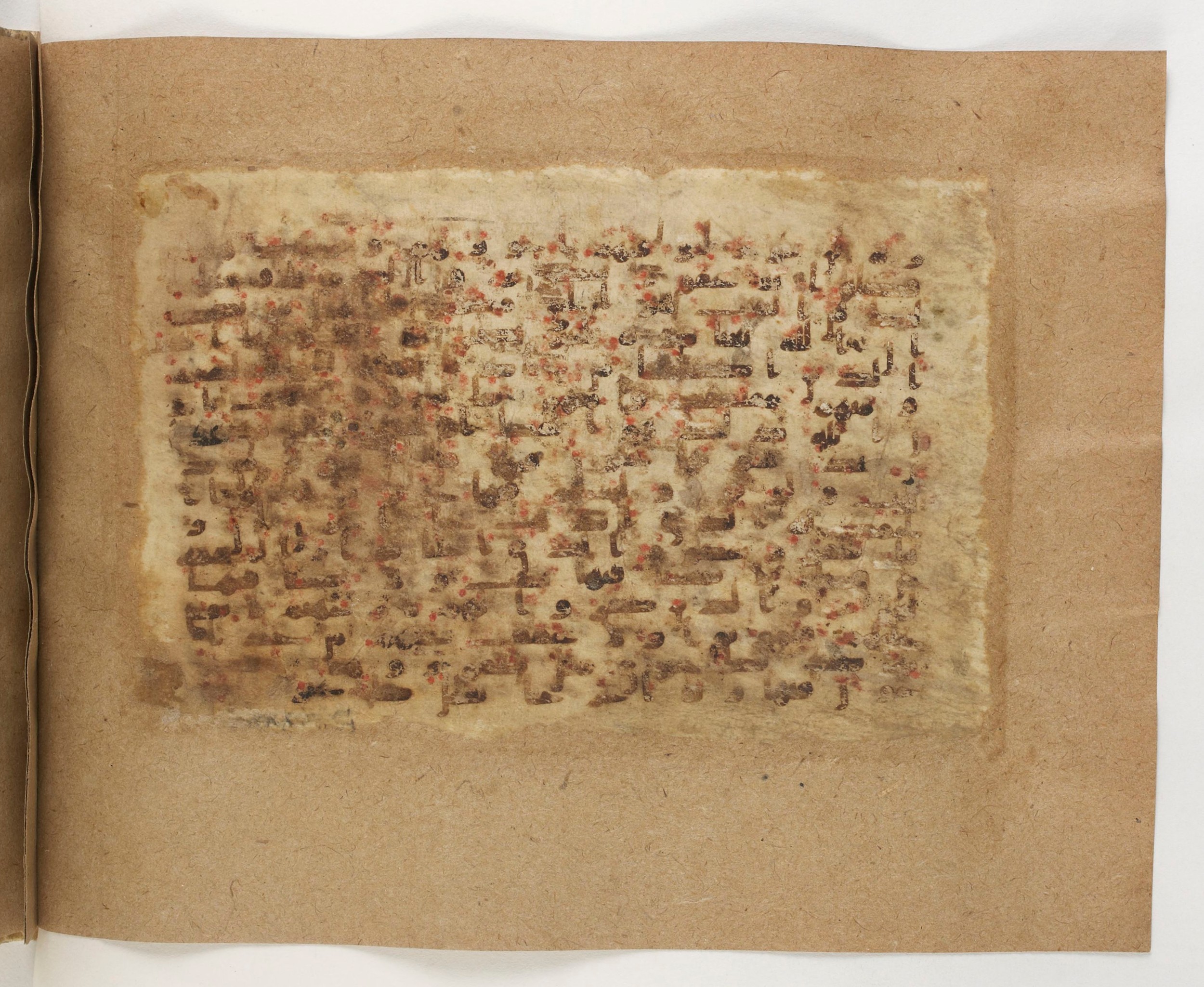 Paris, Bibliothèque nationale de France, Arabe 5103 (b), in Kufic B.II script, showing Surah 35:32 from Mid 8th to Late 9th Century AD found in Fustat (Old Cairo), Egypt, currently housed at Bibliothèque nationale de France, Paris