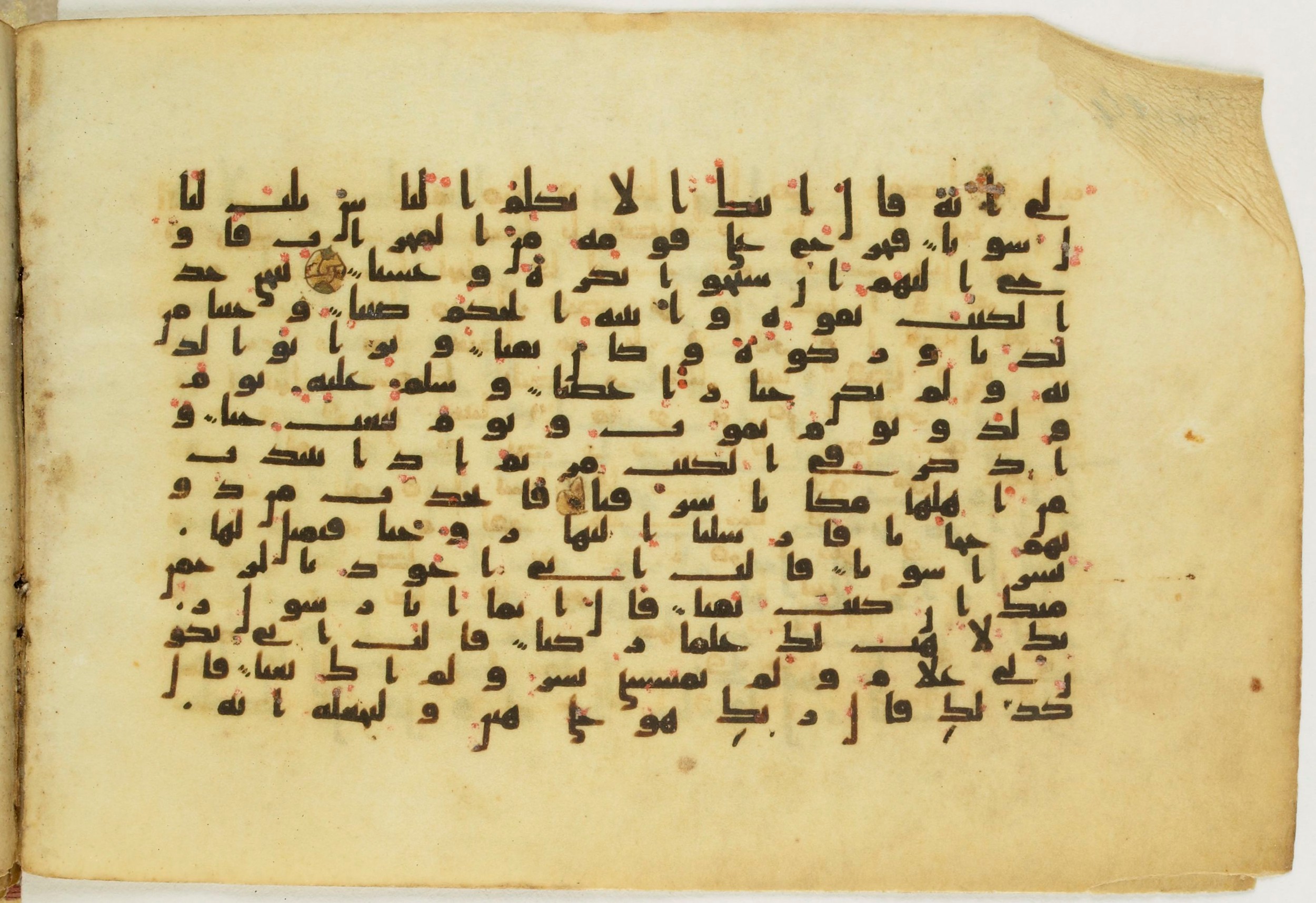 Paris, Bibliothèque nationale de France, Arabe 5122, in Kufic B.II script, showing Surah 19:21 from 8th Century AD found in Unknown, currently housed at Bibliothèque nationale de France, Paris