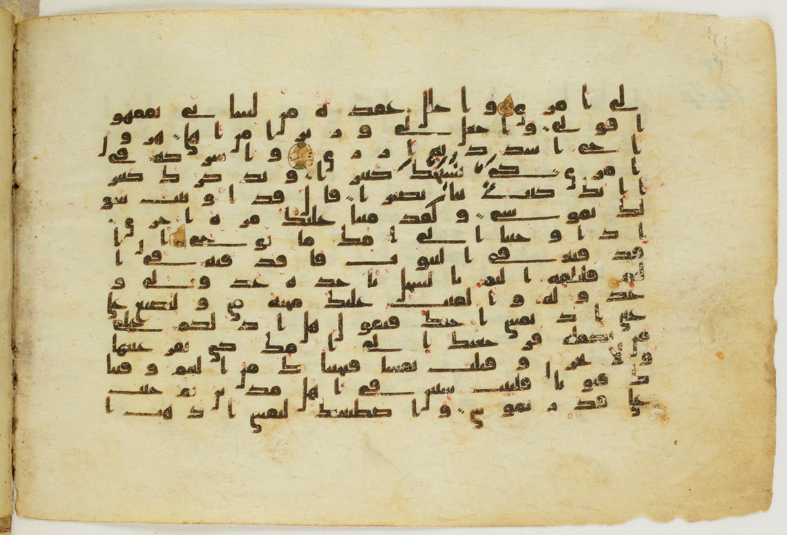 Paris, Bibliothèque nationale de France, Arabe 5122, in Kufic B.II script, showing Surah 20:39 from 8th Century AD found in Unknown, currently housed at Bibliothèque nationale de France, Paris