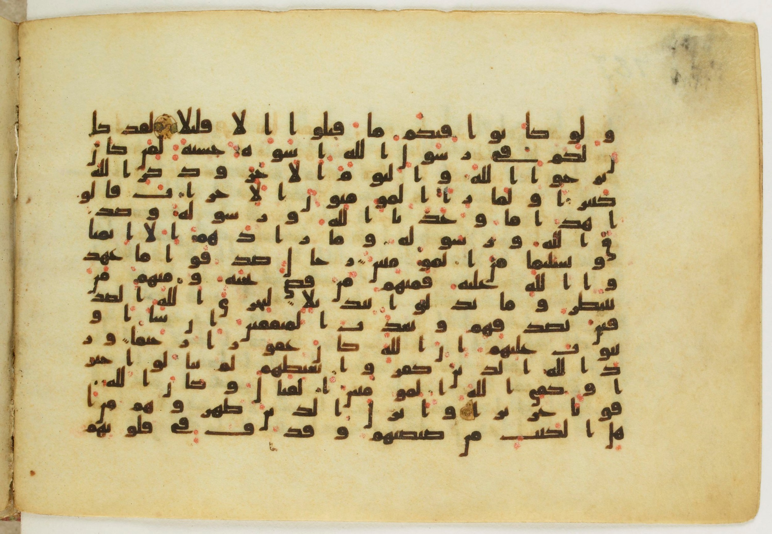 Paris, Bibliothèque nationale de France, Arabe 5122, in Kufic B.II script, showing Surah 33:22 from 8th Century AD found in Unknown, currently housed at Bibliothèque nationale de France, Paris