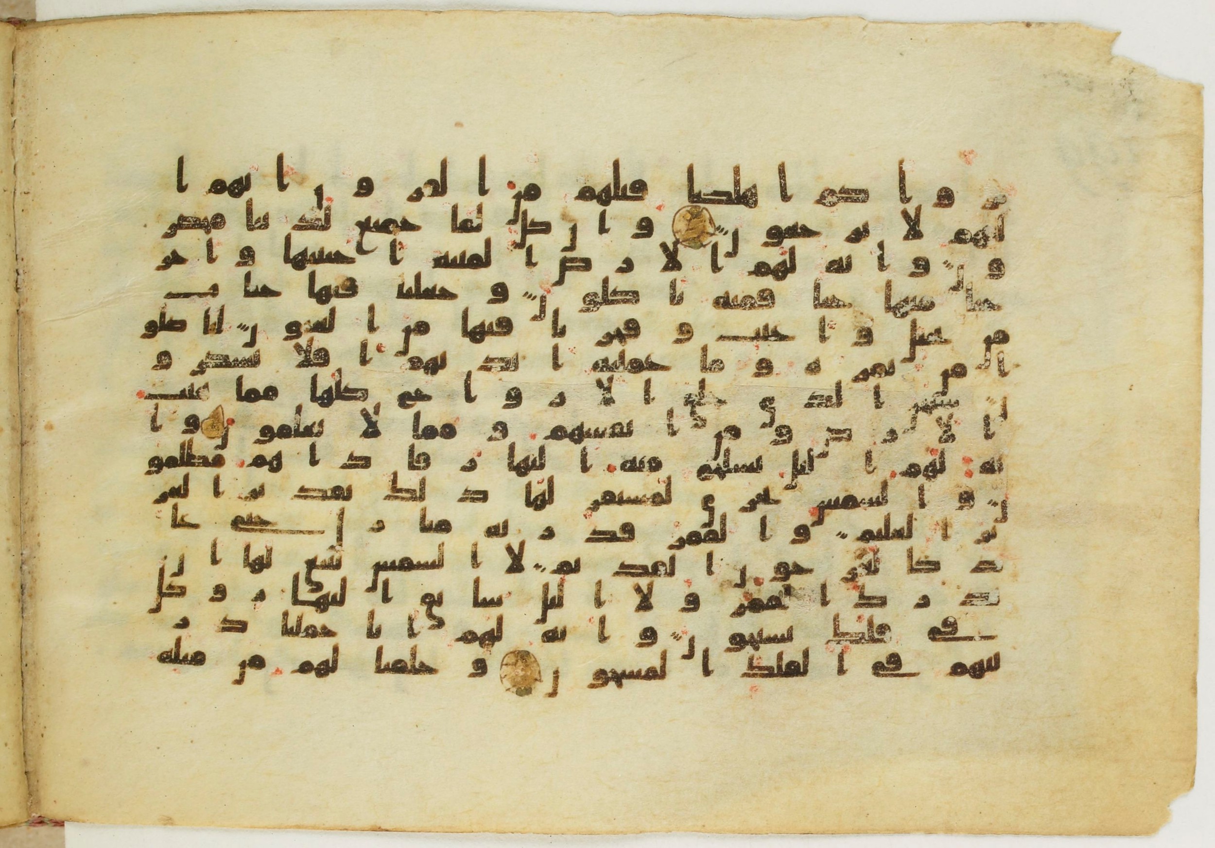 Paris, Bibliothèque nationale de France, Arabe 5122, in Kufic B.II script, showing Surah 36:32 from 8th Century AD found in Unknown, currently housed at Bibliothèque nationale de France, Paris