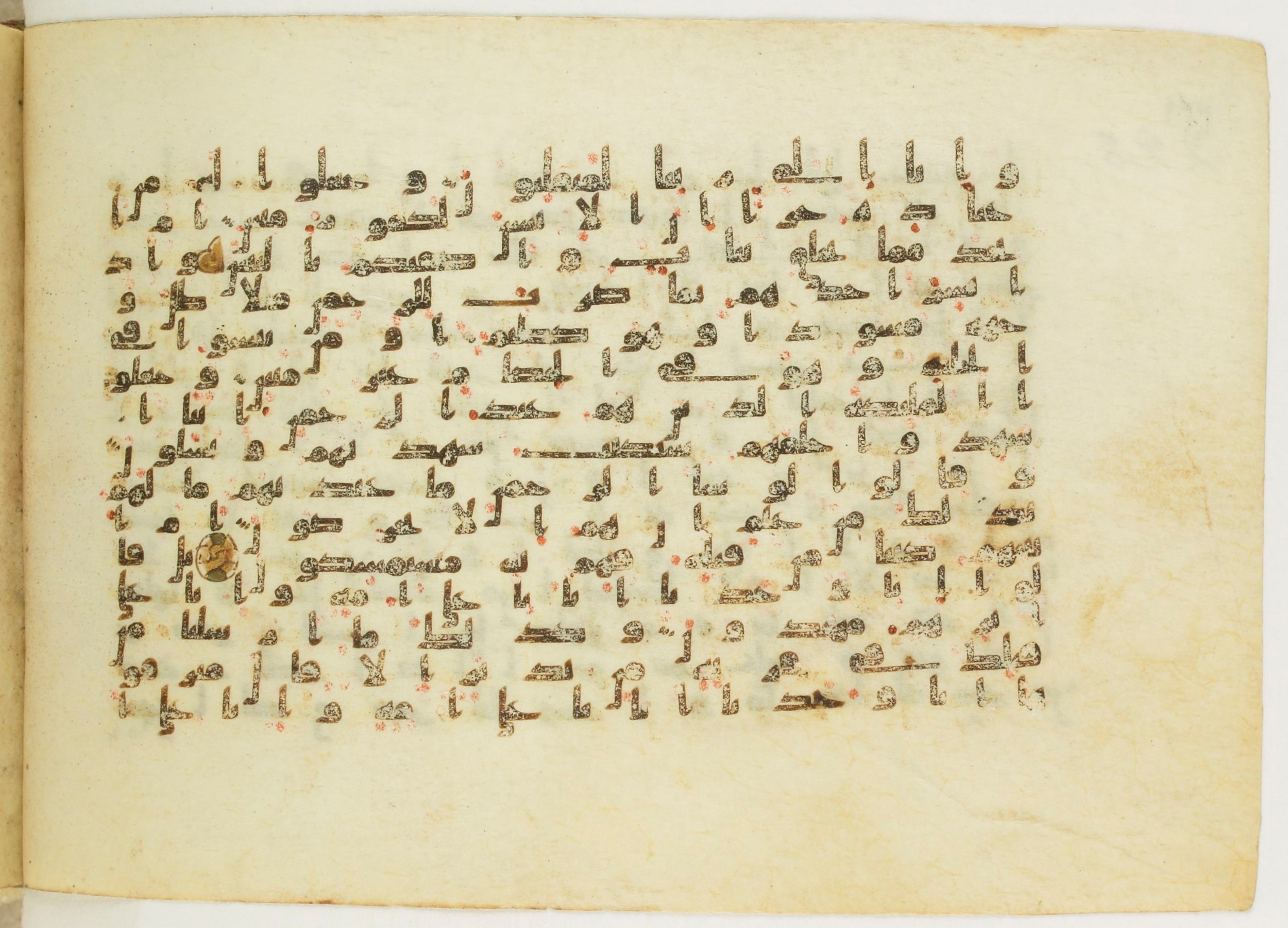 Paris, Bibliothèque nationale de France, Arabe 5122, in Kufic B.II script, showing Surah 43:21 from 8th Century AD found in Unknown, currently housed at Bibliothèque nationale de France, Paris