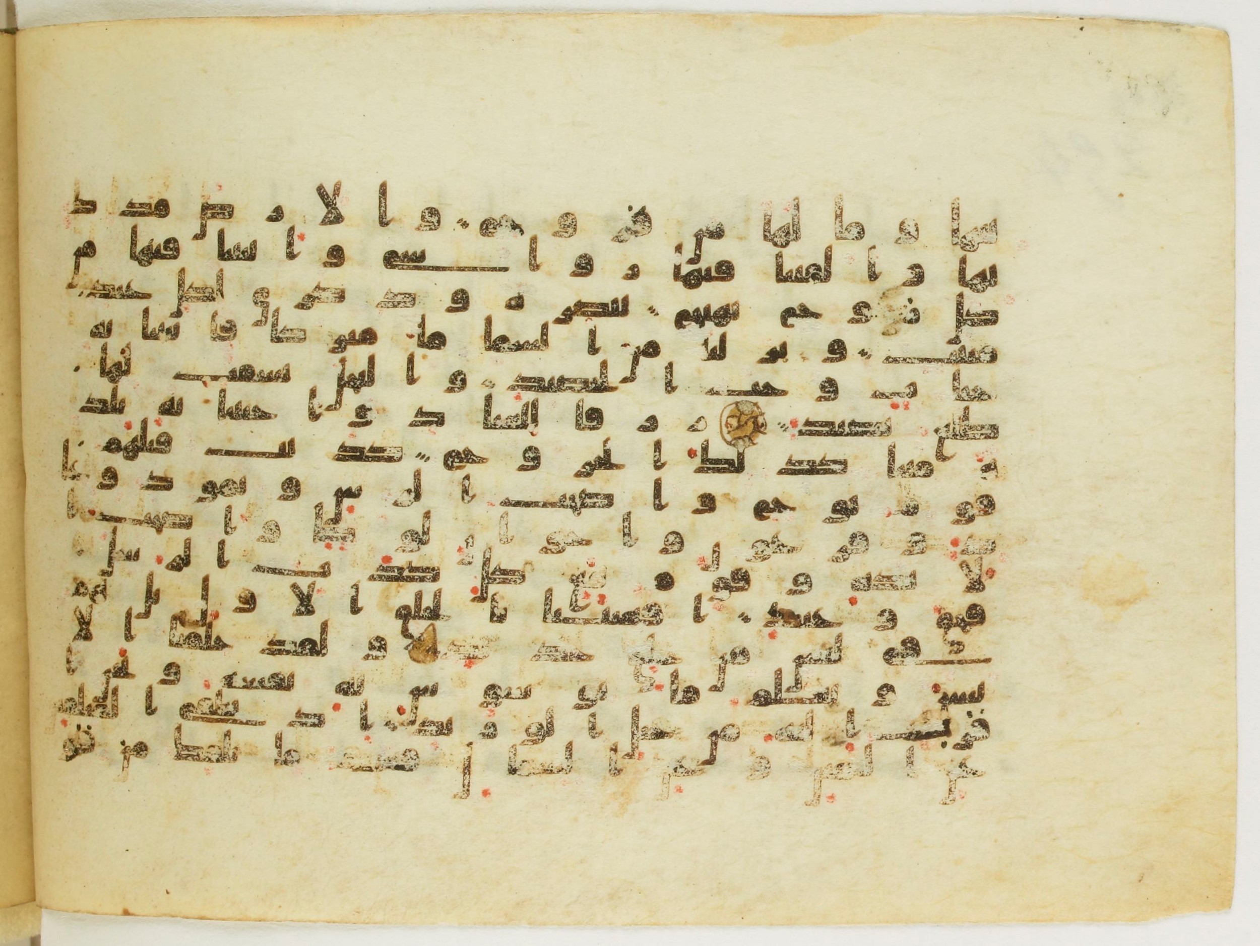 Paris, Bibliothèque nationale de France, Arabe 5122, in Kufic B.II script, showing Surah 50:7 from 8th Century AD found in Unknown, currently housed at Bibliothèque nationale de France, Paris