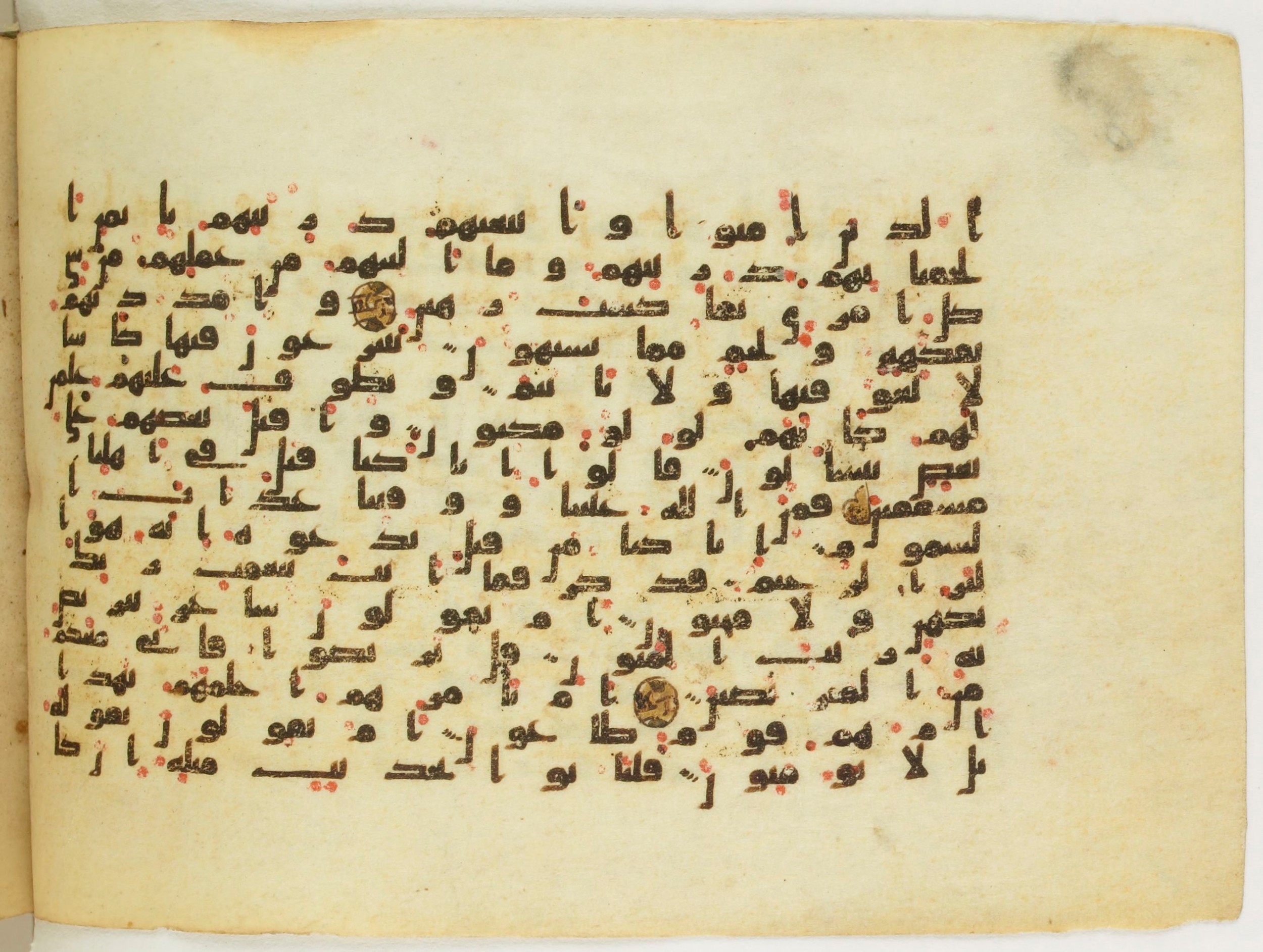 Paris, Bibliothèque nationale de France, Arabe 5122 (Scan 2), in Kufic B.II script, showing Surah 52:21 from 8th Century AD found in Unknown, currently housed at Bibliothèque nationale de France, Paris