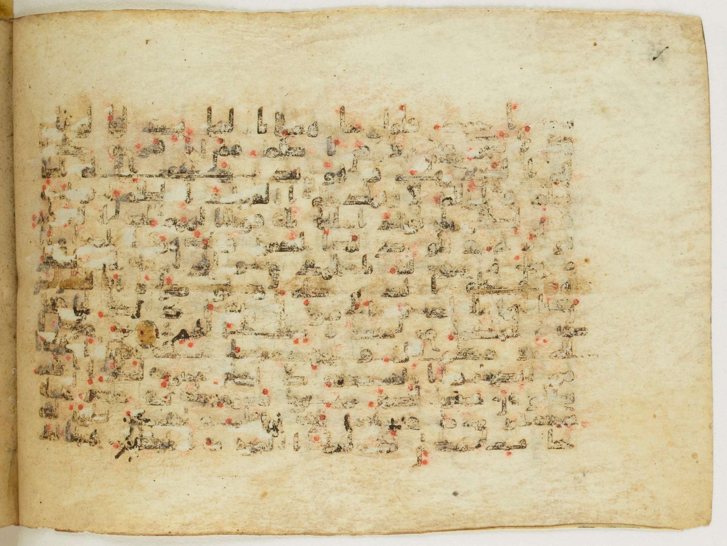 Paris, Bibliothèque nationale de France, Arabe 5122 (Scan 1), in Kufic B.II script, showing Surah 61:13 from 8th Century AD found in Unknown, currently housed at Bibliothèque nationale de France, Paris