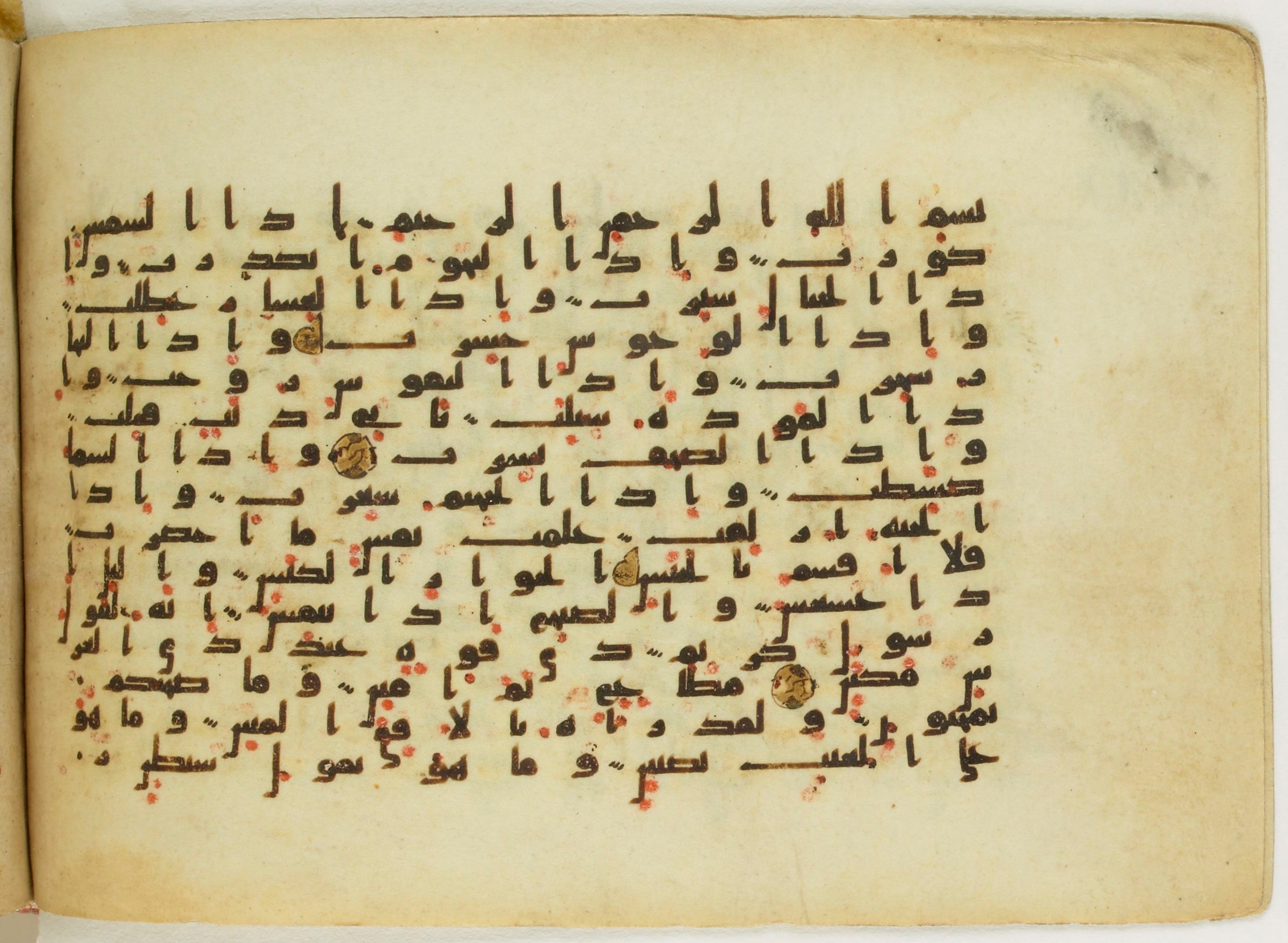Paris, Bibliothèque nationale de France, Arabe 5122, in Kufic B.II script, showing Surah 81:3 from 8th Century AD found in Unknown, currently housed at Bibliothèque nationale de France, Paris