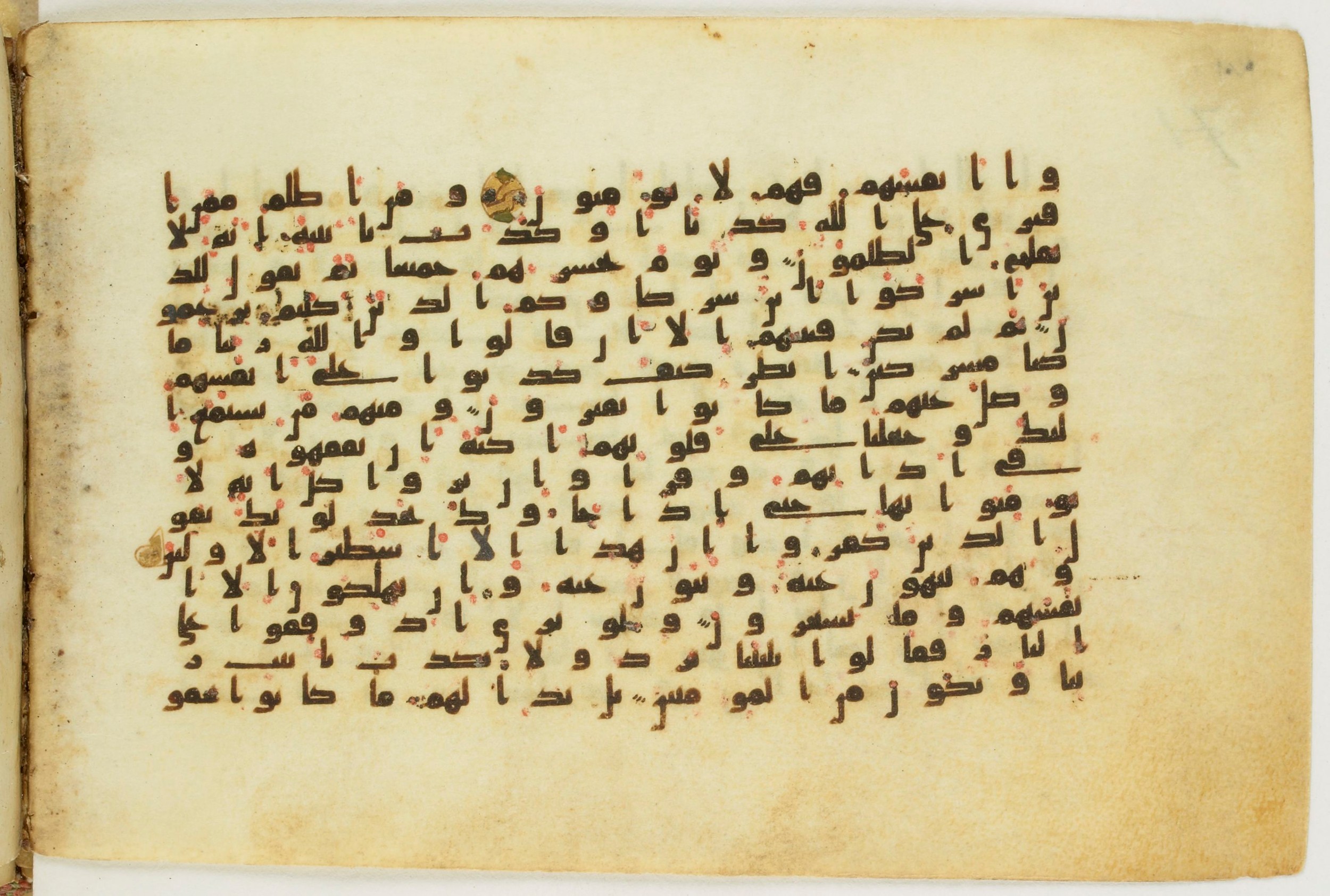 Paris, Bibliothèque nationale de France, Arabe 5122, in Kufic B.II script, showing Surah 6:21 from 8th Century AD found in Unknown, currently housed at Bibliothèque nationale de France, Paris