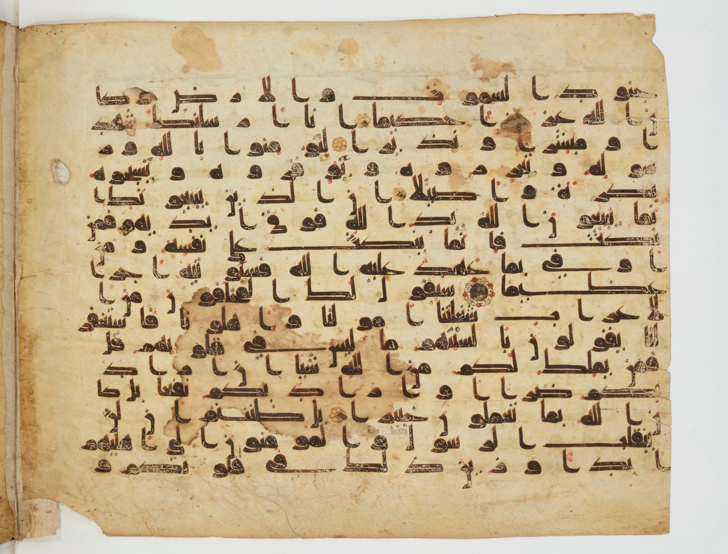 BnF Arabe 5124 (Scan 2), in Kufic D.IV script, showing Surah 48:7 from Mid 8th to Late 9th Century AD found in Unknown, currently housed at Bibliothèque nationale de France, Paris