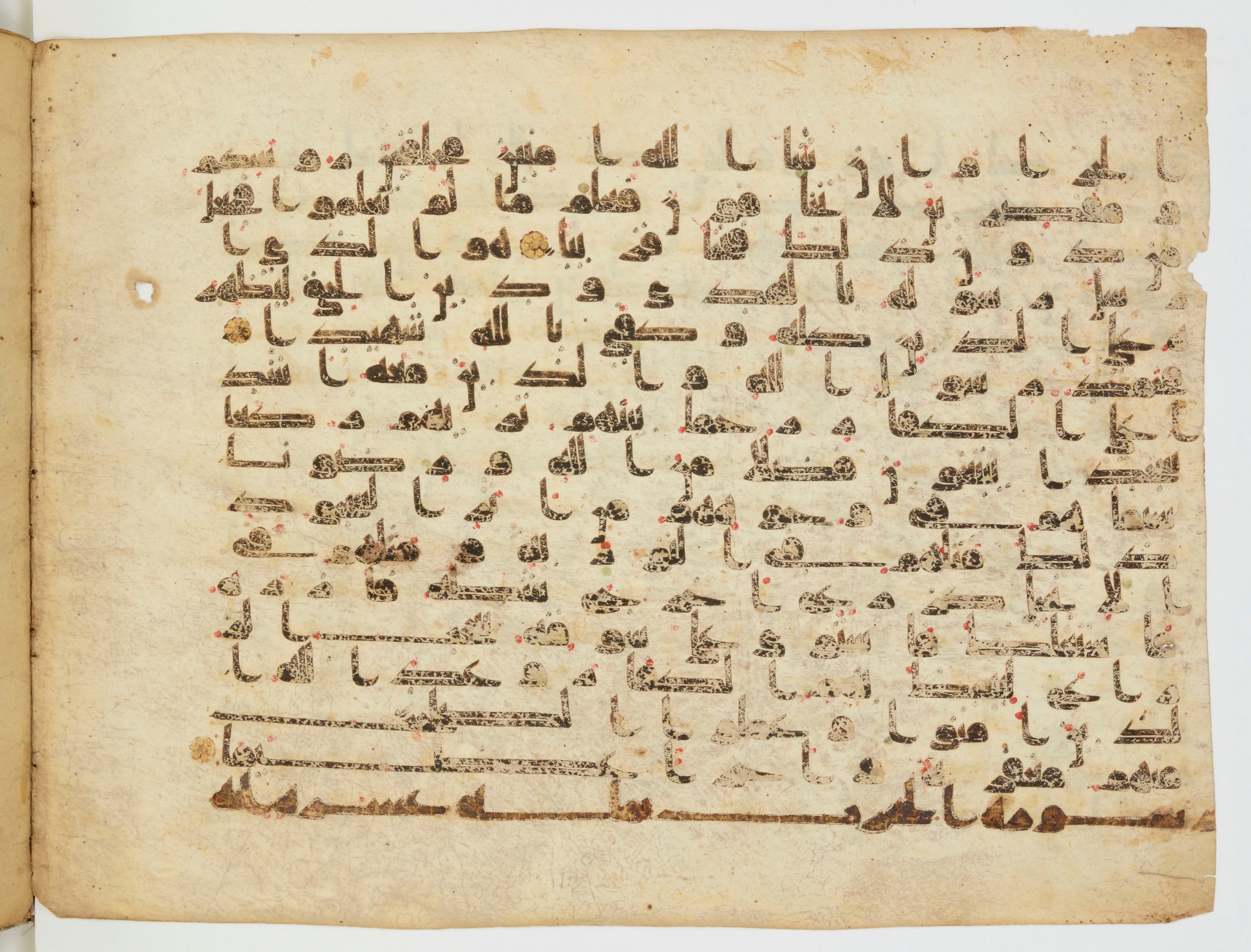 BnF Arabe 5124, in Kufic D.IV script, showing Surah 48:28 from Mid 8th to Late 9th Century AD found in Unknown, currently housed at Bibliothèque nationale de France, Paris