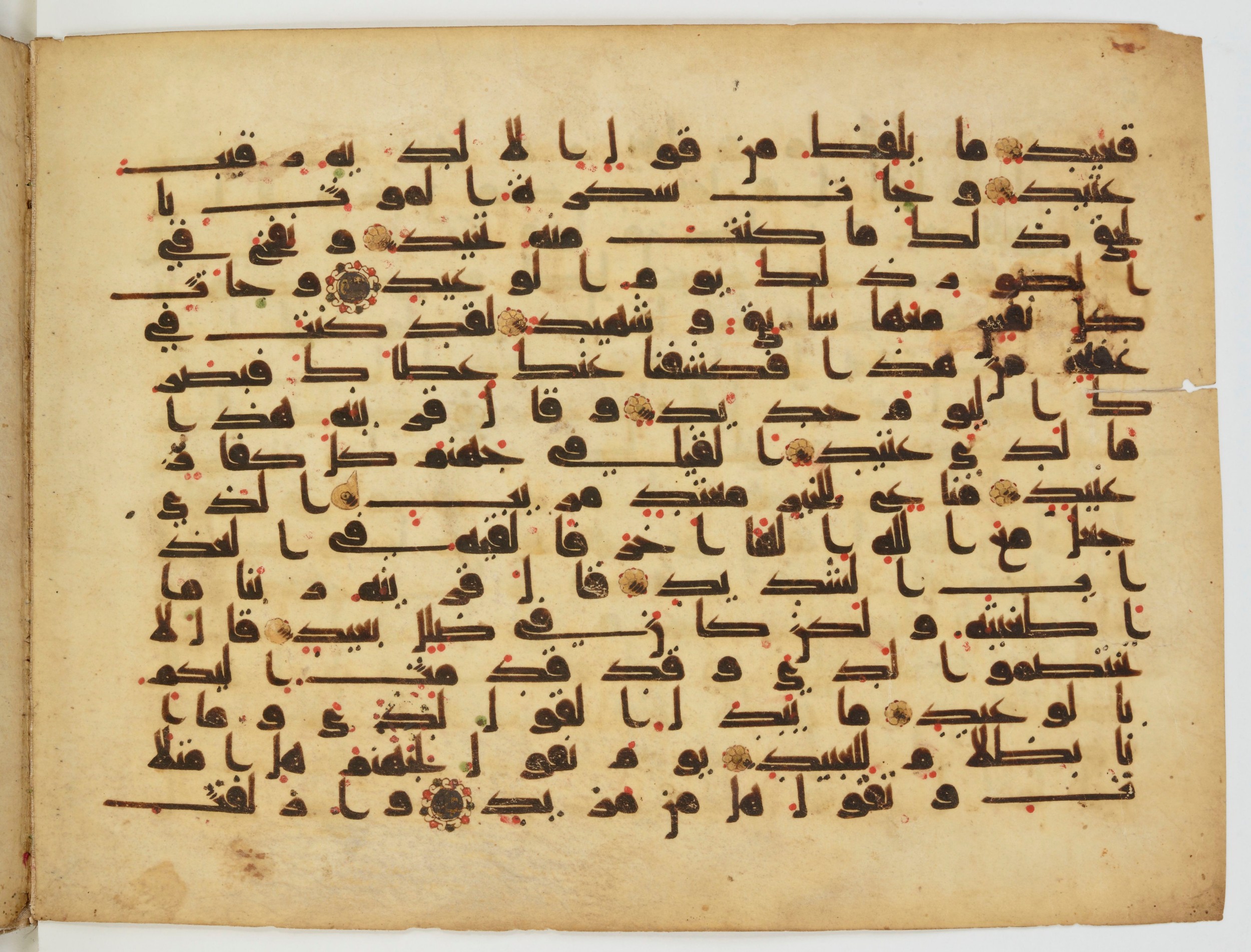 BnF Arabe 5124, in Kufic D.IV script, showing Surah 50:21 from Mid 8th to Late 9th Century AD found in Unknown, currently housed at Bibliothèque nationale de France, Paris