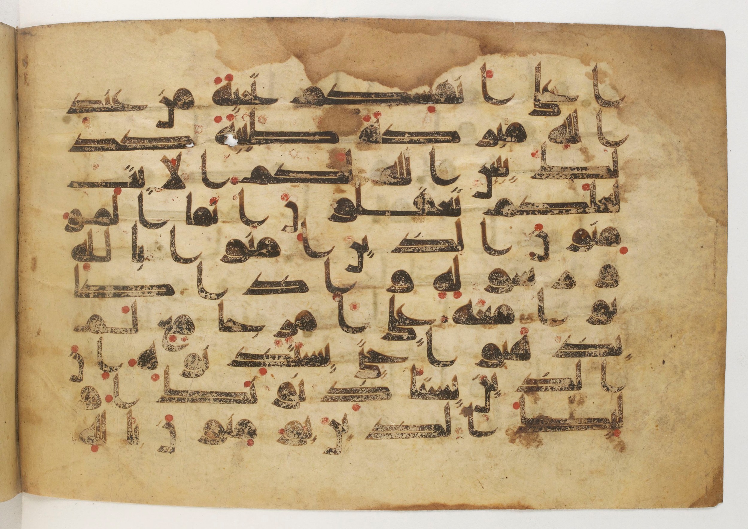 Paris, Bibliothèque nationale de France, Arabe 5179 (a) (Scan 1), in Early Kufic (D.I) script, showing Surah 24:62 from Mid-8th to Mid-9th Century AD found in Fustat (Old Cairo), Egypt, currently housed at Bibliothèque nationale de France, Paris
