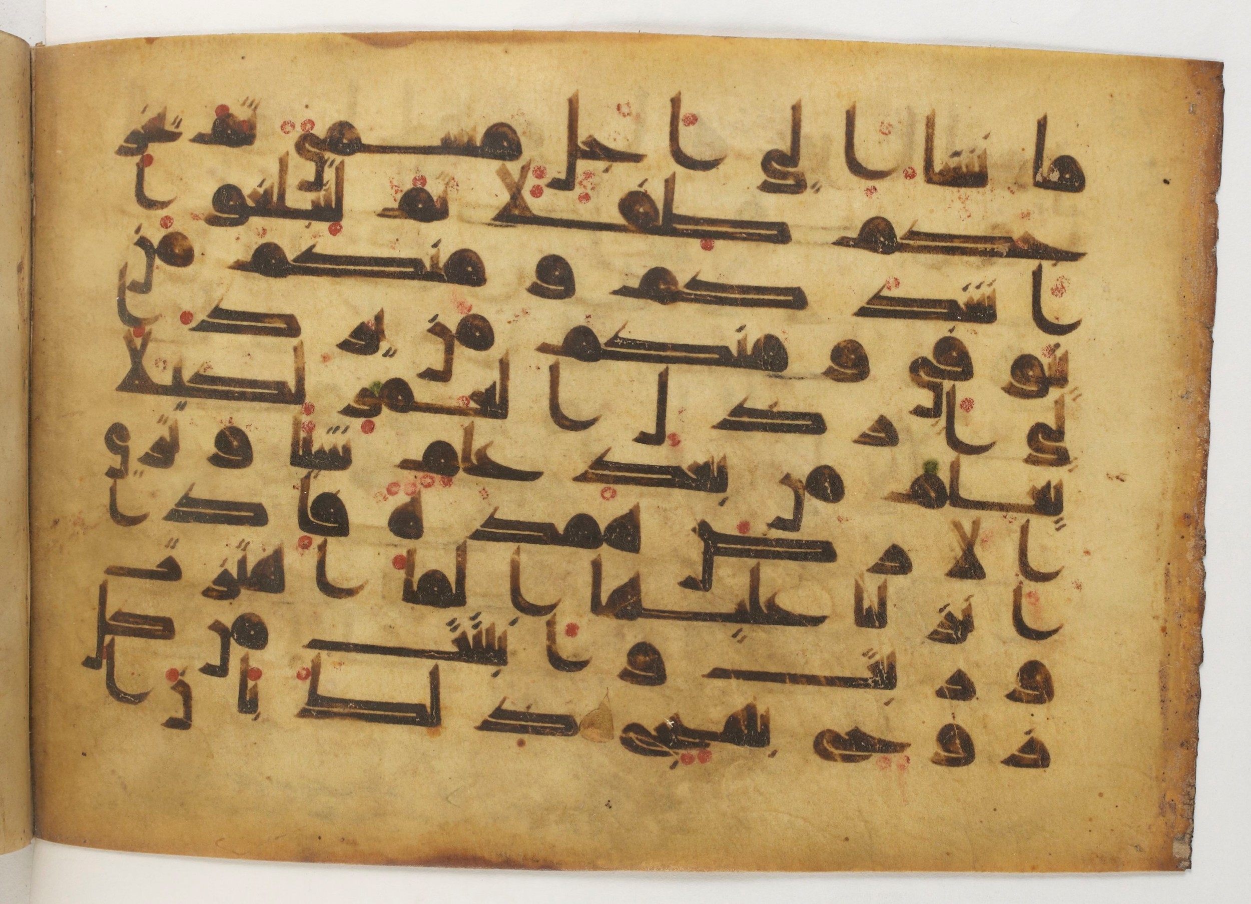 Paris, Bibliothèque nationale de France, Arabe 5179 (a) (Scan 2), in Early Kufic (D.I) script, showing Surah 22:6 from Mid-8th to Mid-9th Century AD found in Fustat (Old Cairo), Egypt, currently housed at Bibliothèque nationale de France, Paris