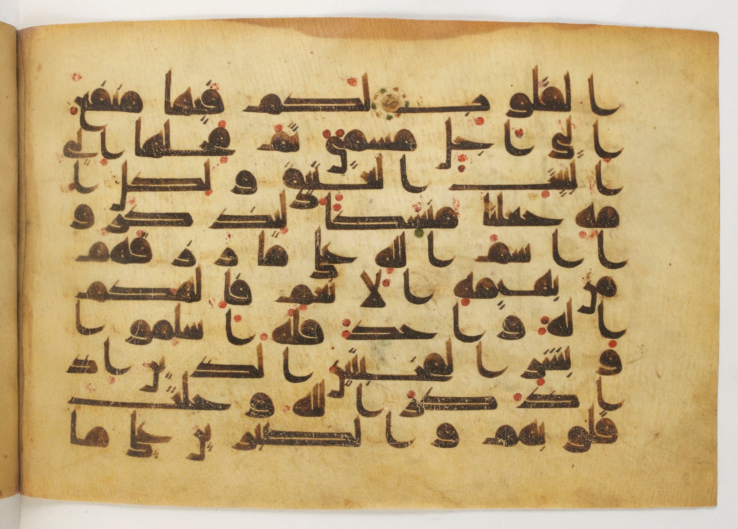 Paris, Bibliothèque nationale de France, Arabe 5179 (a), in Early Kufic (D.I) script, showing Surah 22:33 from Mid-8th to Mid-9th Century AD found in Fustat (Old Cairo), Egypt, currently housed at Bibliothèque nationale de France, Paris