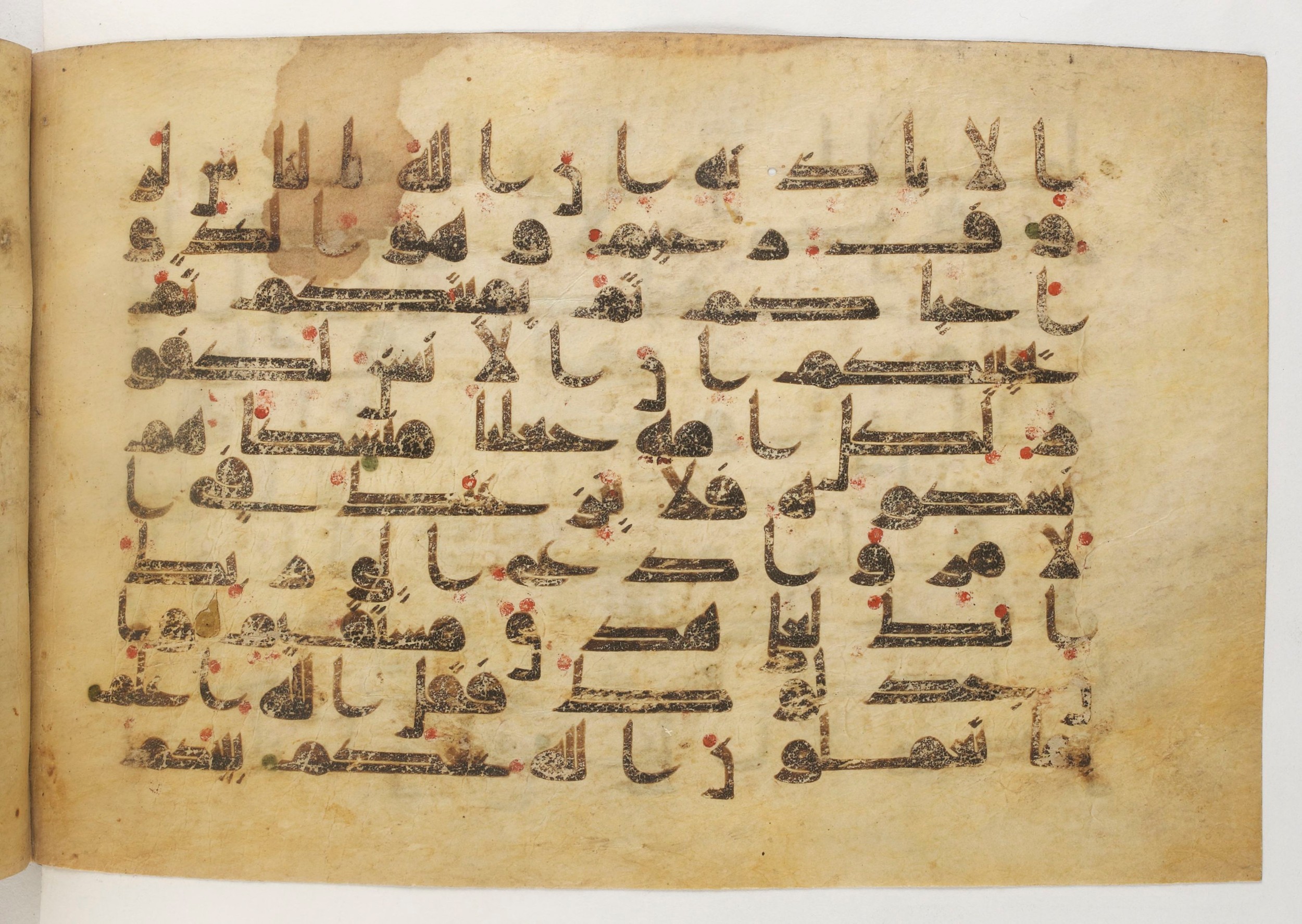 Paris, Bibliothèque nationale de France, Arabe 5179 (a) (Scan 1), in Early Kufic (D.I) script, showing Surah 22:69 from Mid-8th to Mid-9th Century AD found in Fustat (Old Cairo), Egypt, currently housed at Bibliothèque nationale de France, Paris