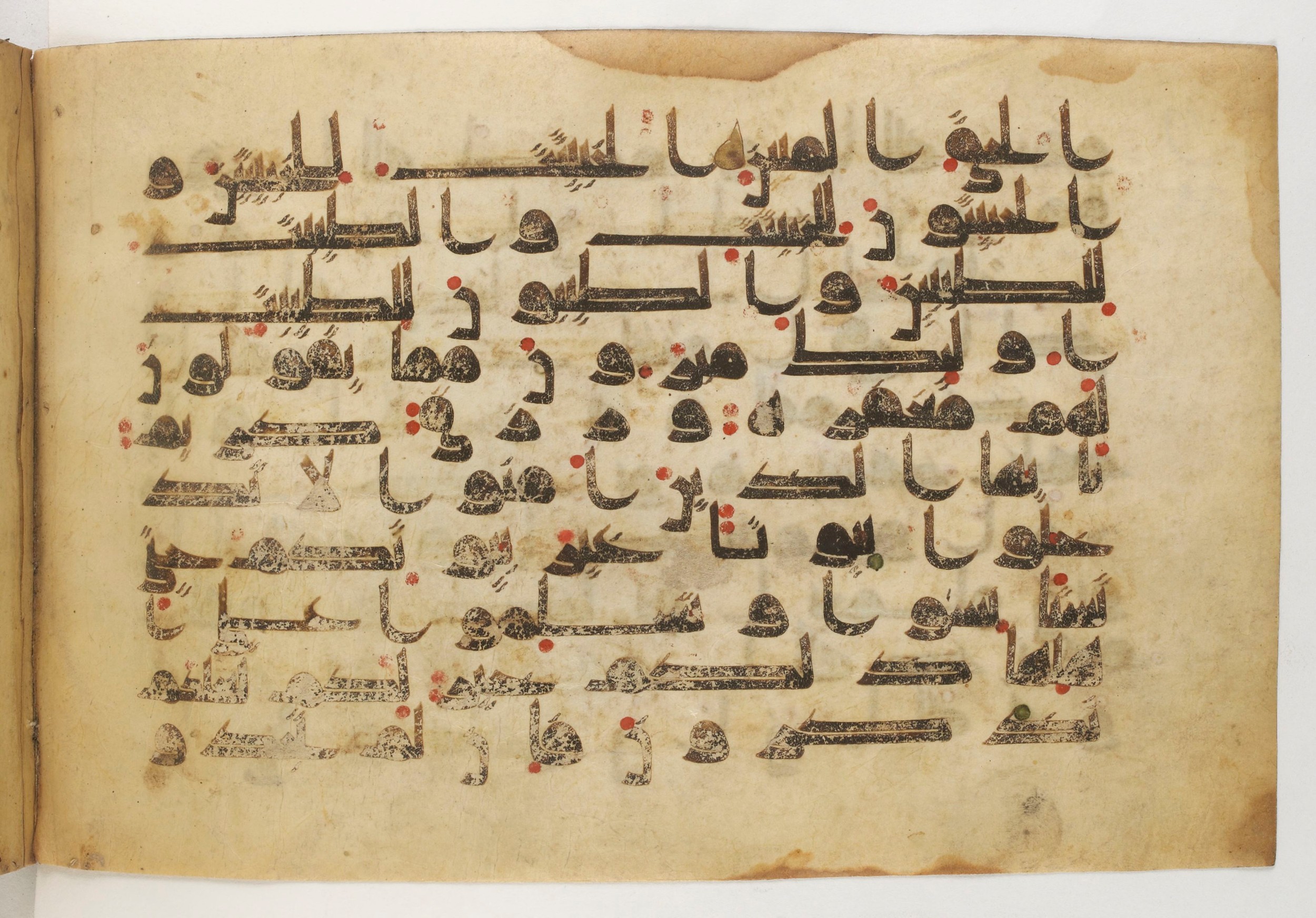 Paris, Bibliothèque nationale de France, Arabe 5179 (a) (Scan 2), in Early Kufic (D.I) script, showing Surah 24:25 from Mid-8th to Mid-9th Century AD found in Fustat (Old Cairo), Egypt, currently housed at Bibliothèque nationale de France, Paris